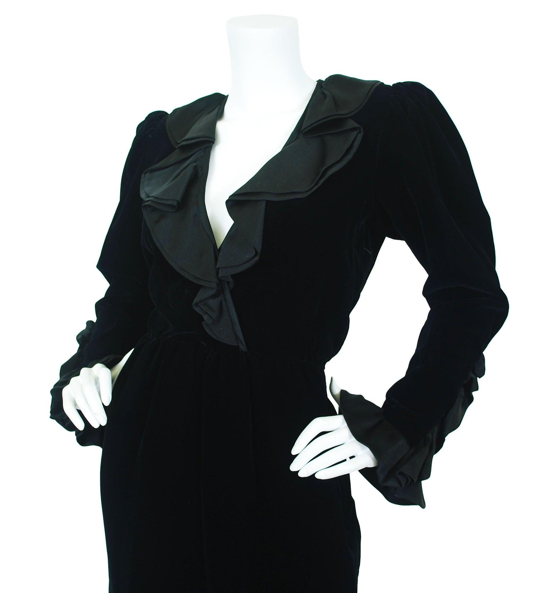 1980 Iconic Yves Saint Laurent YSL Black Velvet Dress In Good Condition For Sale In Paris, FR