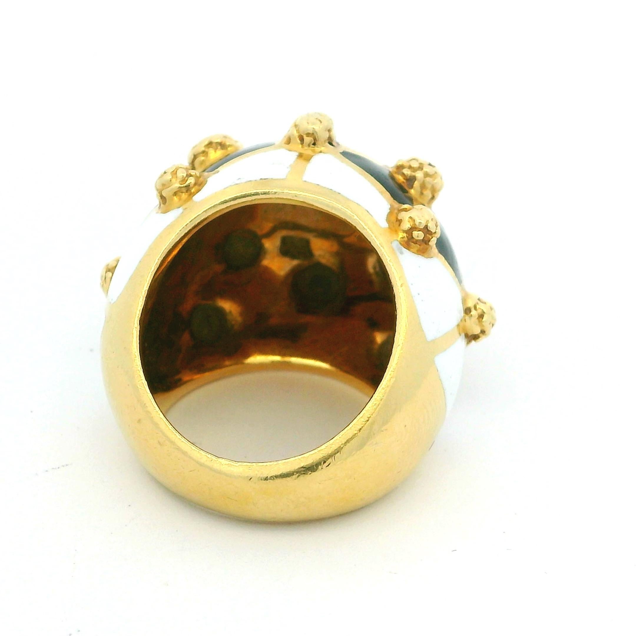 Anello Bombe in oro giallo 18 carati del 1980 con granuli d'oro smaltati bianchi e neri in vendita 7