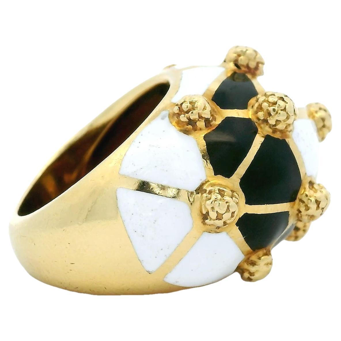Expression sculpturale de l'artisanat italien de la fin du XXe siècle, cette bague bombe de 1980 est réalisée en or jaune 18 carats et présente un jeu dynamique de couleurs, de textures et de formes. Des panneaux d'émail noir et blanc brillant sont