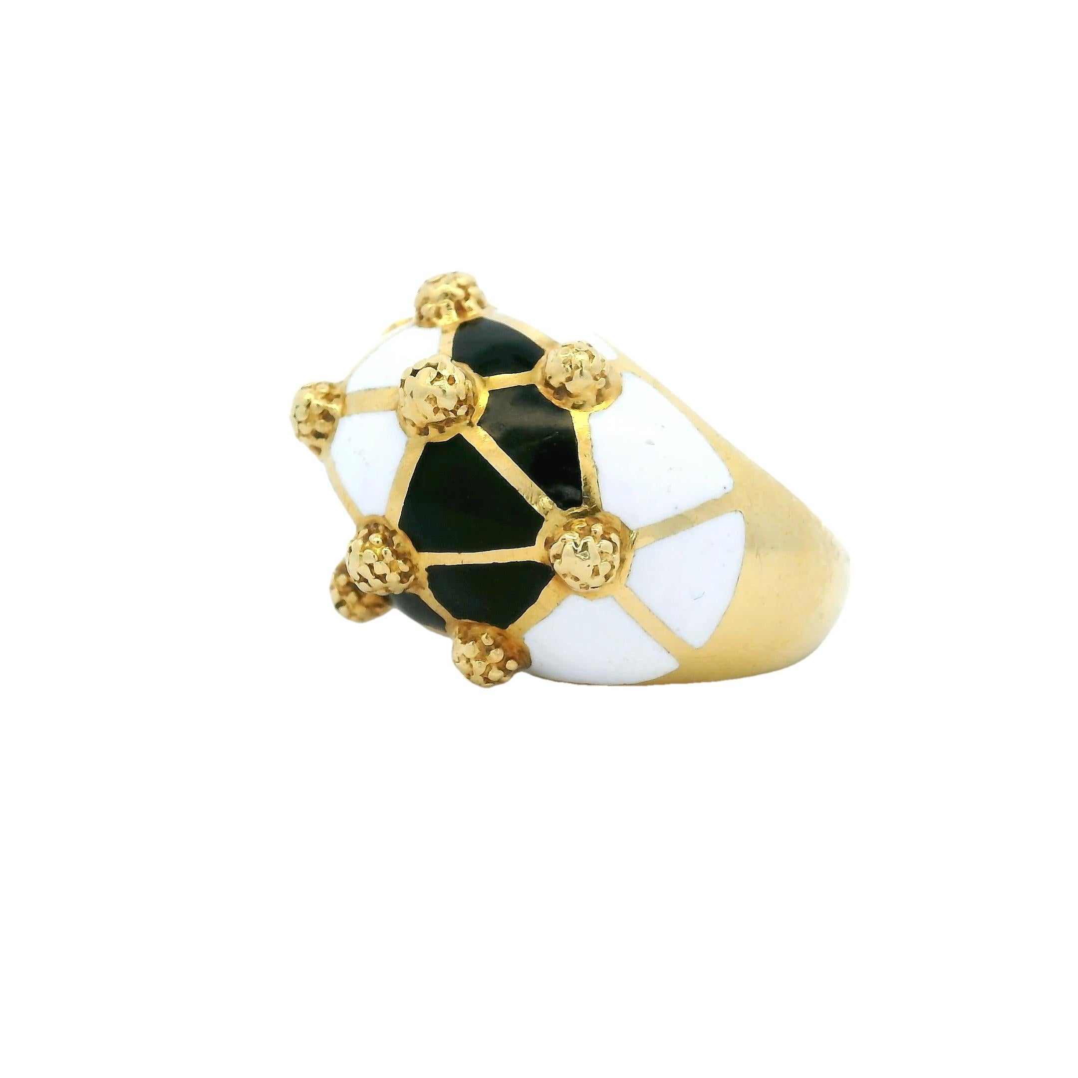 Moderniste 1980 Italienne Bague Bombe en or jaune 18K avec granules d'or en émail noir et blanc en vente
