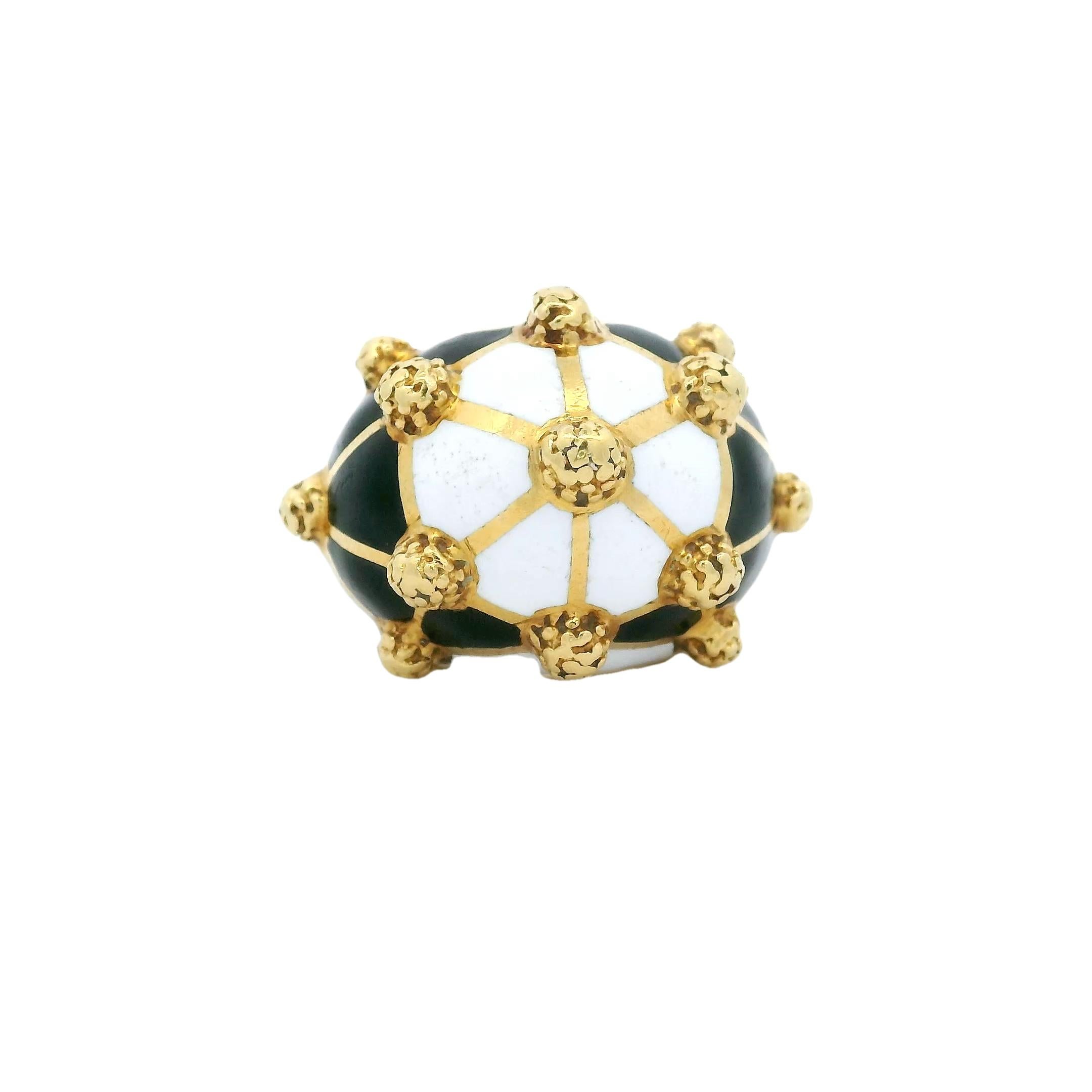 1980 Italienne Bague Bombe en or jaune 18K avec granules d'or en émail noir et blanc en vente 2