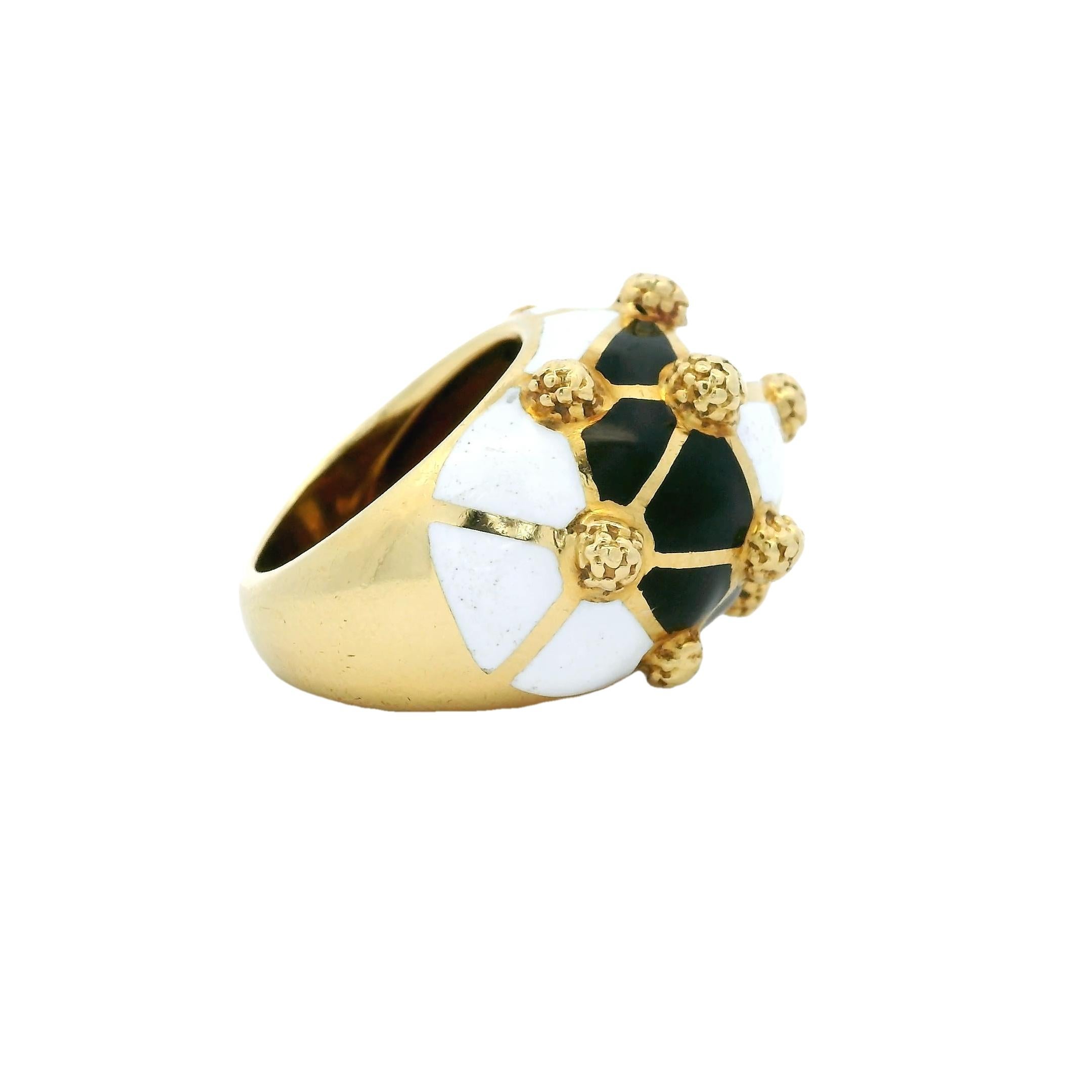 1980 Italienne Bague Bombe en or jaune 18K avec granules d'or en émail noir et blanc en vente 3