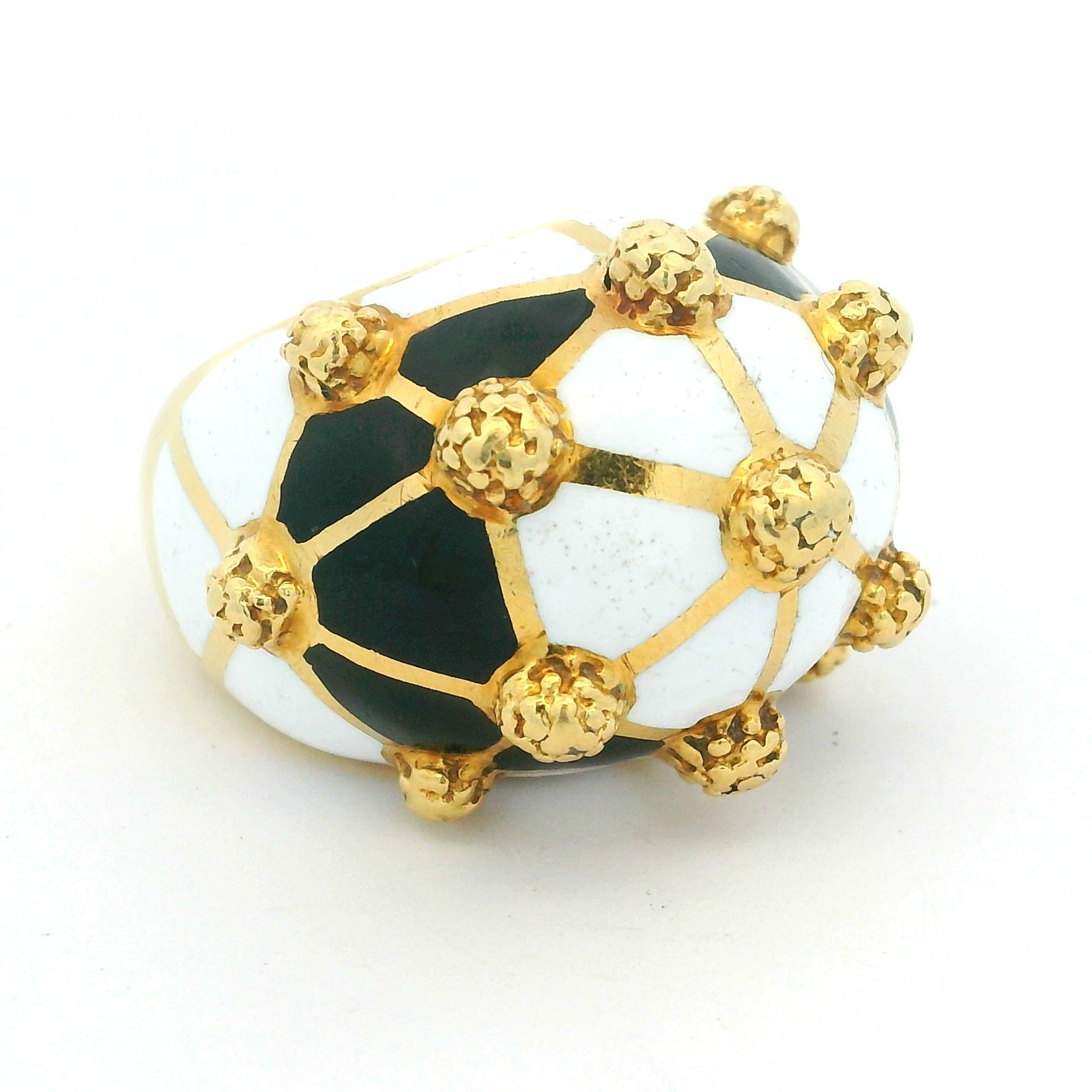 Anello Bombe in oro giallo 18 carati del 1980 con granuli d'oro smaltati bianchi e neri in vendita 3