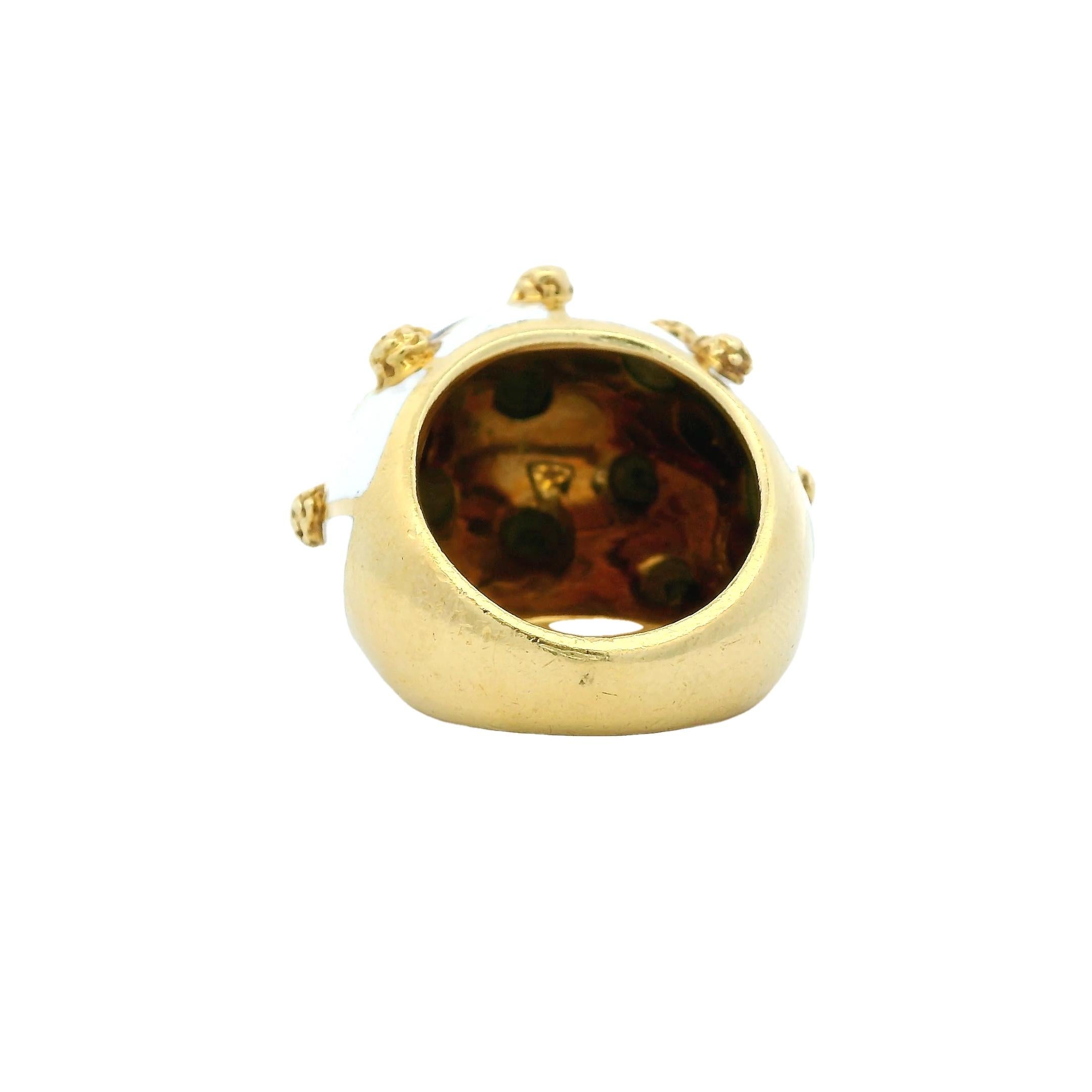 1980 Italienne Bague Bombe en or jaune 18K avec granules d'or en émail noir et blanc en vente 4