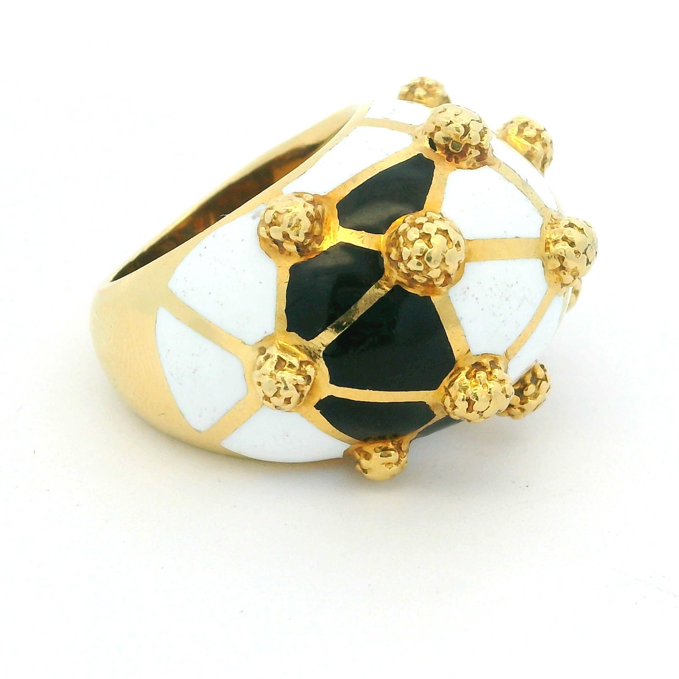 Anello Bombe in oro giallo 18 carati del 1980 con granuli d'oro smaltati bianchi e neri in vendita 4