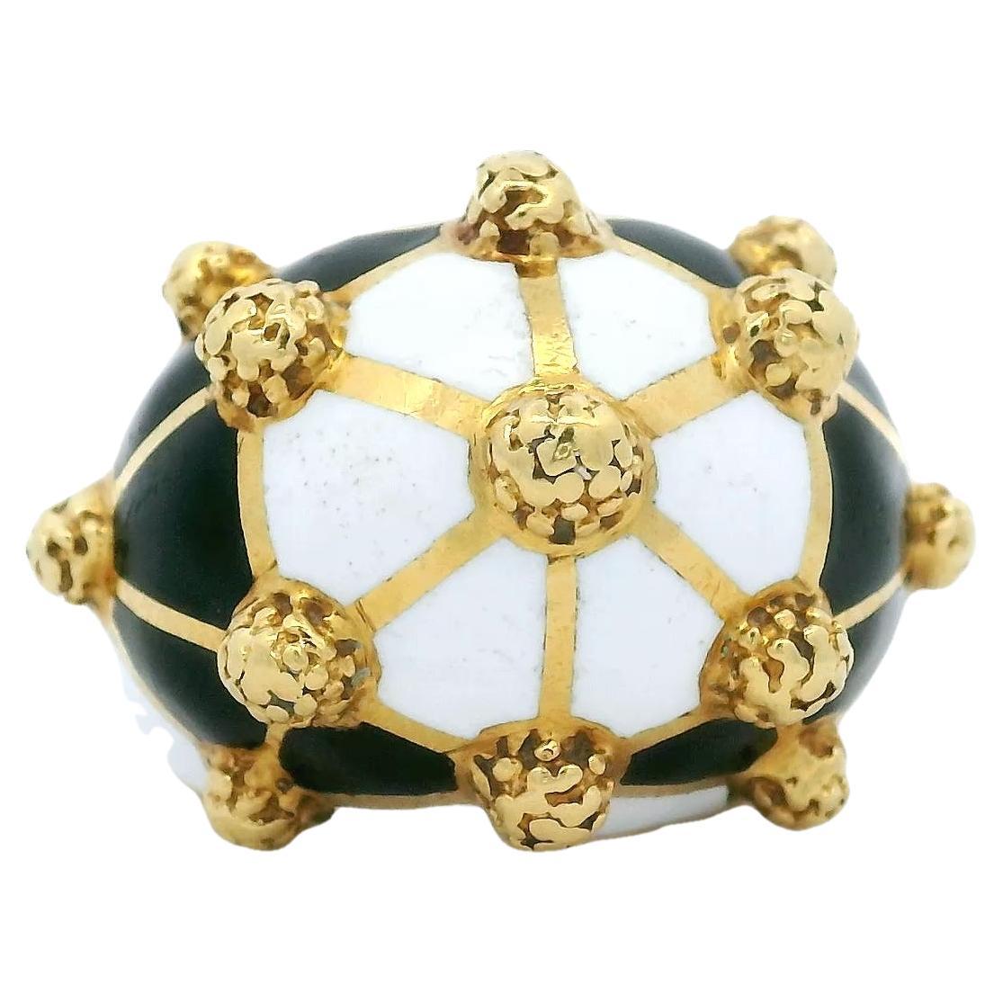 1980 Italienne Bague Bombe en or jaune 18K avec granules d'or en émail noir et blanc en vente