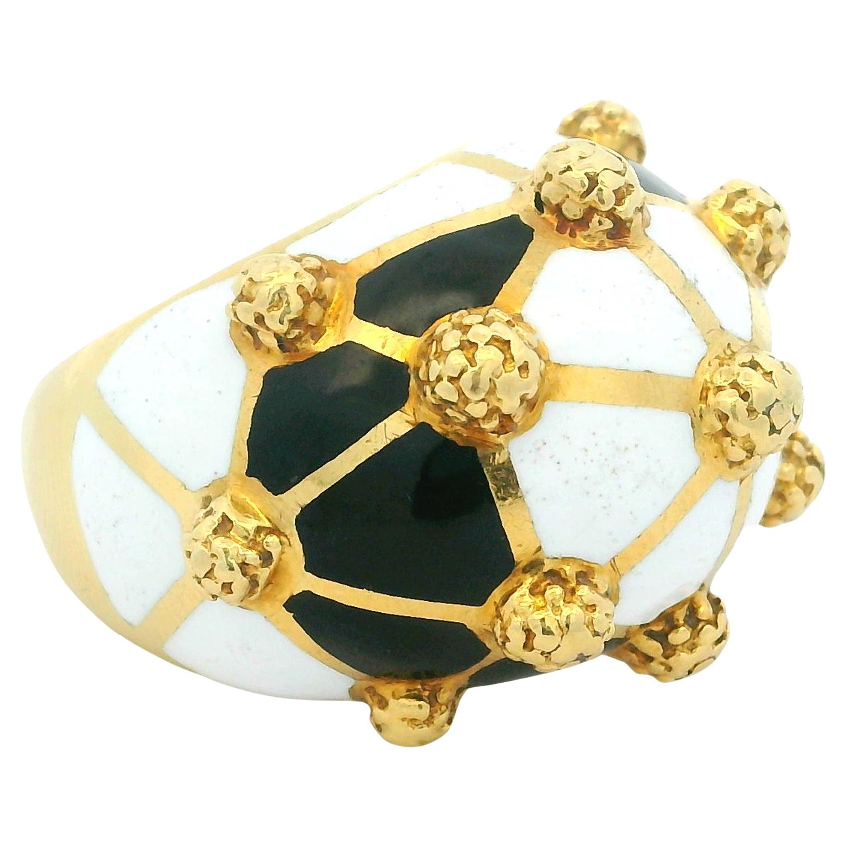 1980 Anillo Bomba Italiano de Oro Amarillo de 18K con Esmalte Blanco y Negro Gránulos de Oro