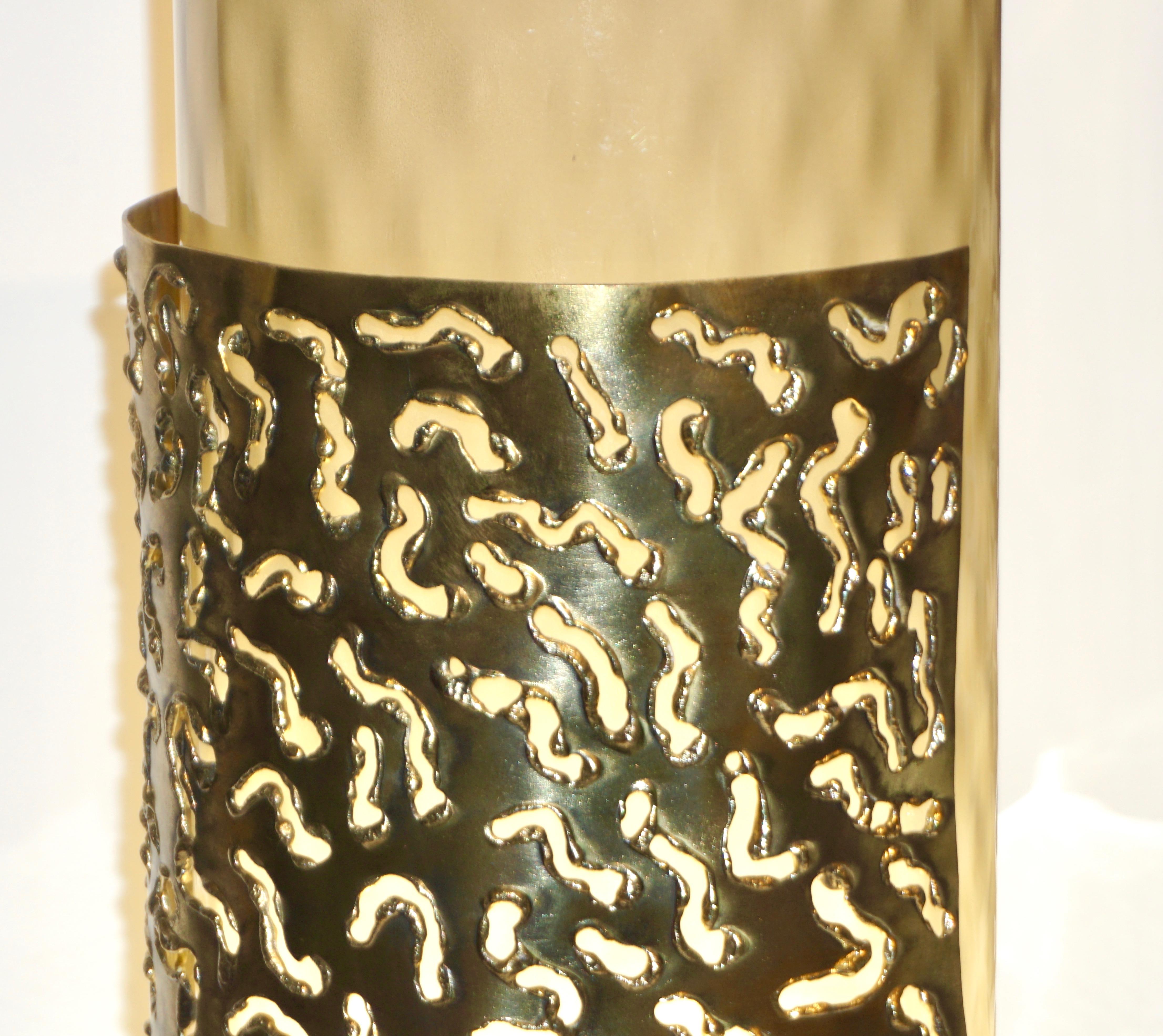 1980 Italian Brutalist Pair of Cream Beige Murano Glass Round Brass Table Lamps For Sale 7