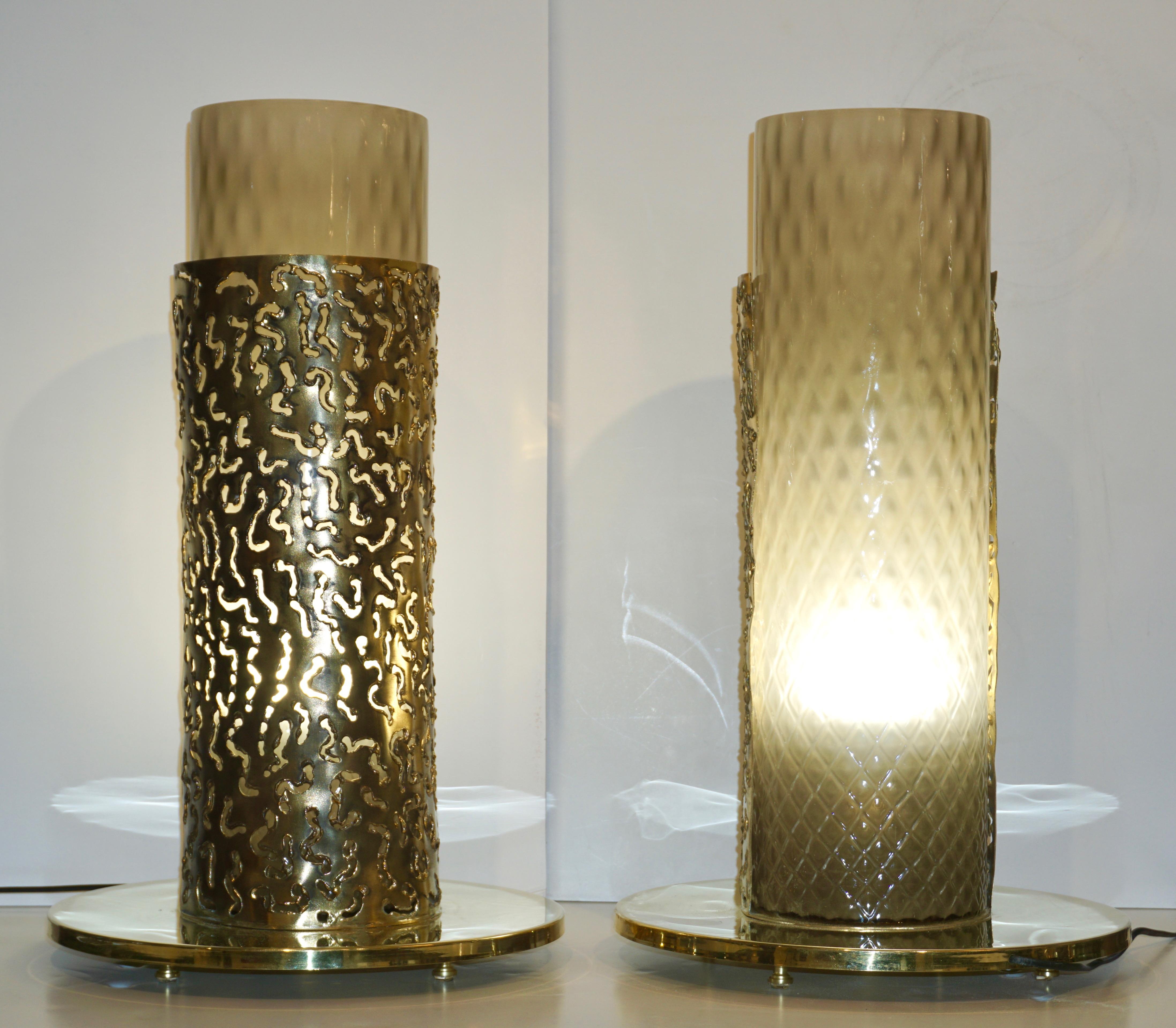 Fin du 20e siècle Paire de lampes de bureau rondes brutalistes italiennes en laiton et verre de Murano de couleur crème et beige, années 1980 en vente