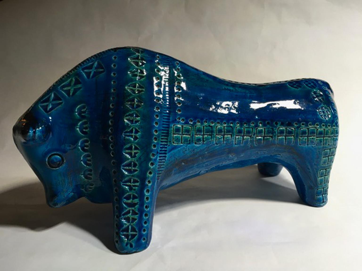 1980 Italian Post-Modern design bull in turquoise enameled ceramic with abstract drawings.

Piece colored in vibrant turquoise. Late 20th century Italian handmade production.
Surface engraved with geometric and abstract drawings.
 