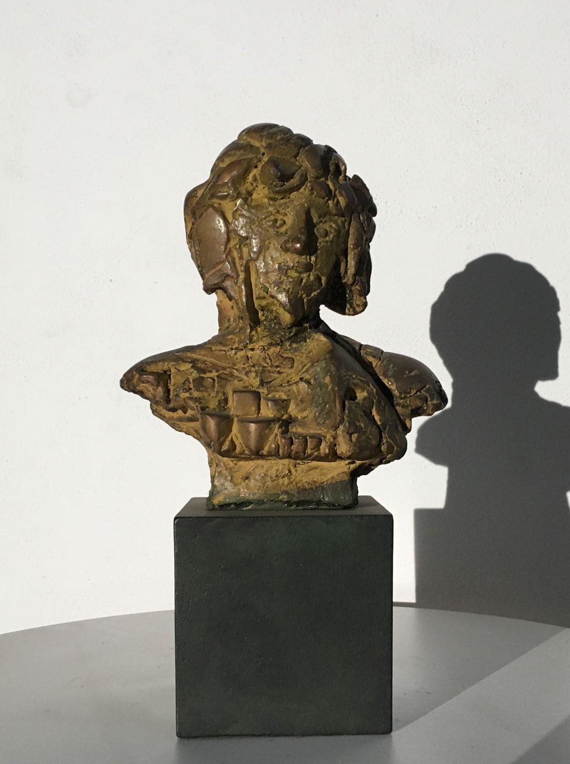 Dieses engagierte und intensive Kunstwerk wurde 1980 von dem italienischen Künstler Edmondo Cirillo geschaffen. Es wurde aus Bronze geschmiedet und vergoldet und dann  brüniert. Der Titel dieses Stücks lautet 