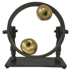 1980 Italia Post Moderna Escultura Abstracta de Bronce Pequeño Universo en la Tierra