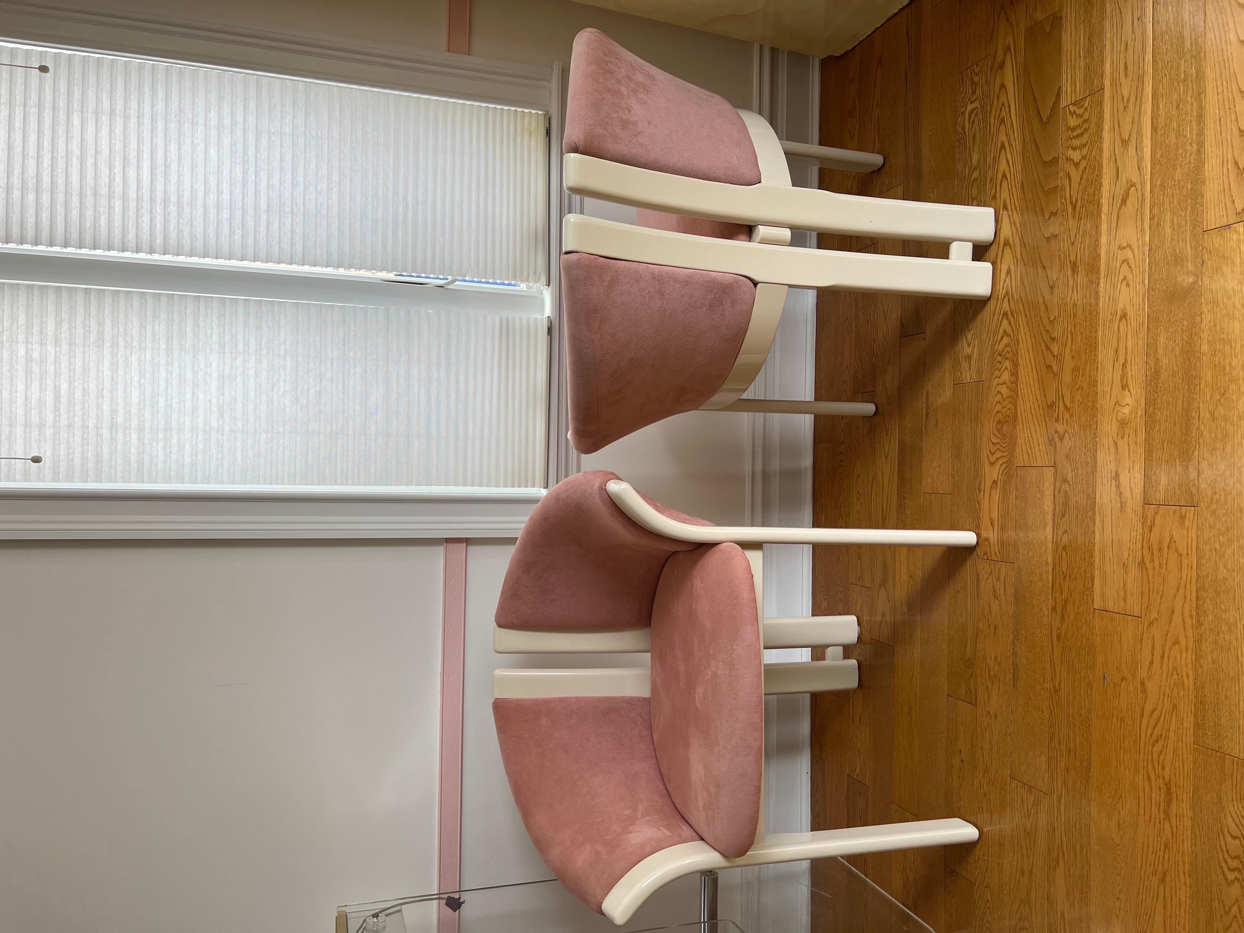 Postmoderne Chaises sculpturales en velours rose laqué de 1980, dans le style de Karl Springer en vente