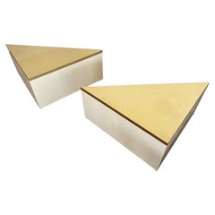 Pareja de mesas auxiliares triangulares de latón laminado de 1980