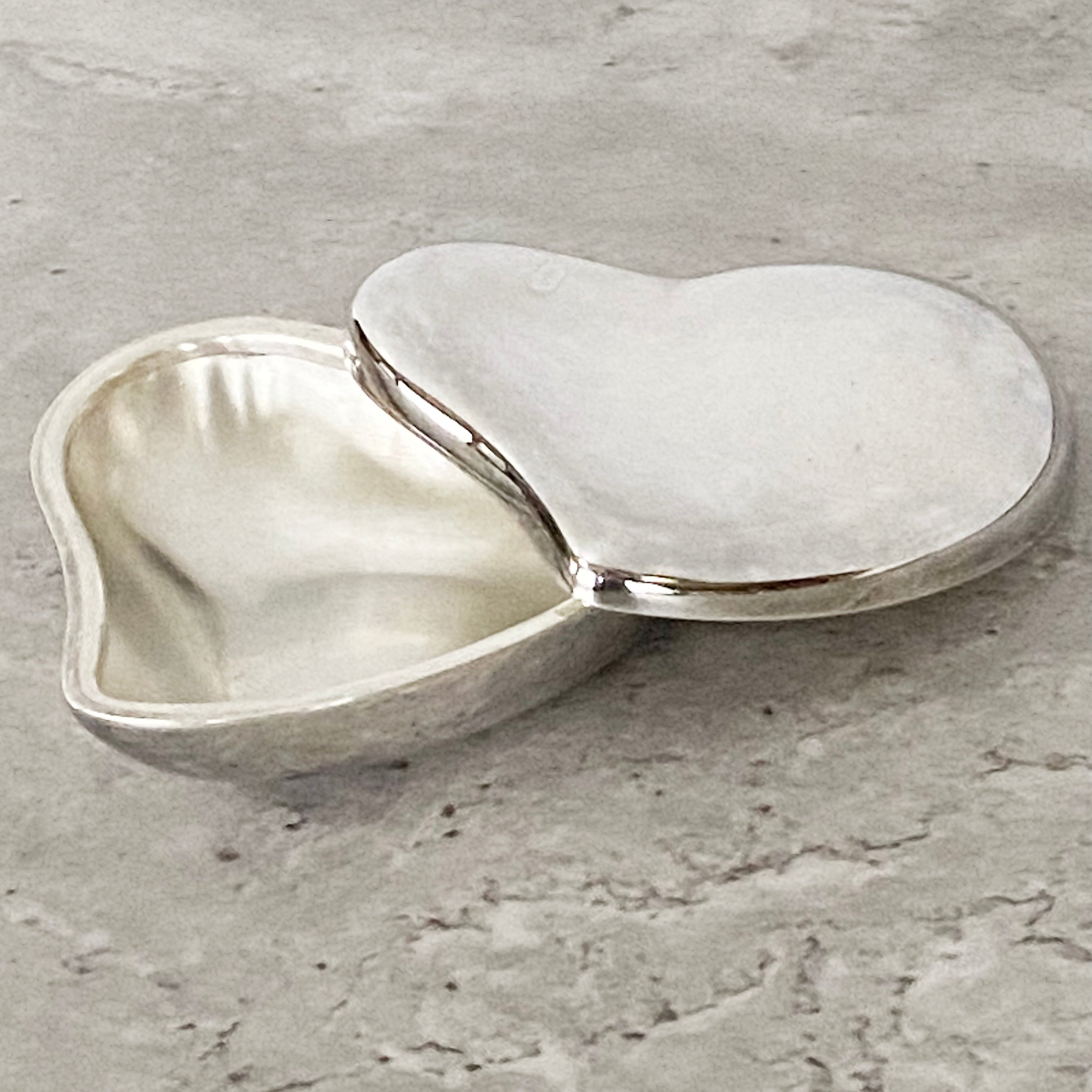 Iconic functional sterling silver freeform heart box.
Unlike the current small box, this is a 1980s original, large 4