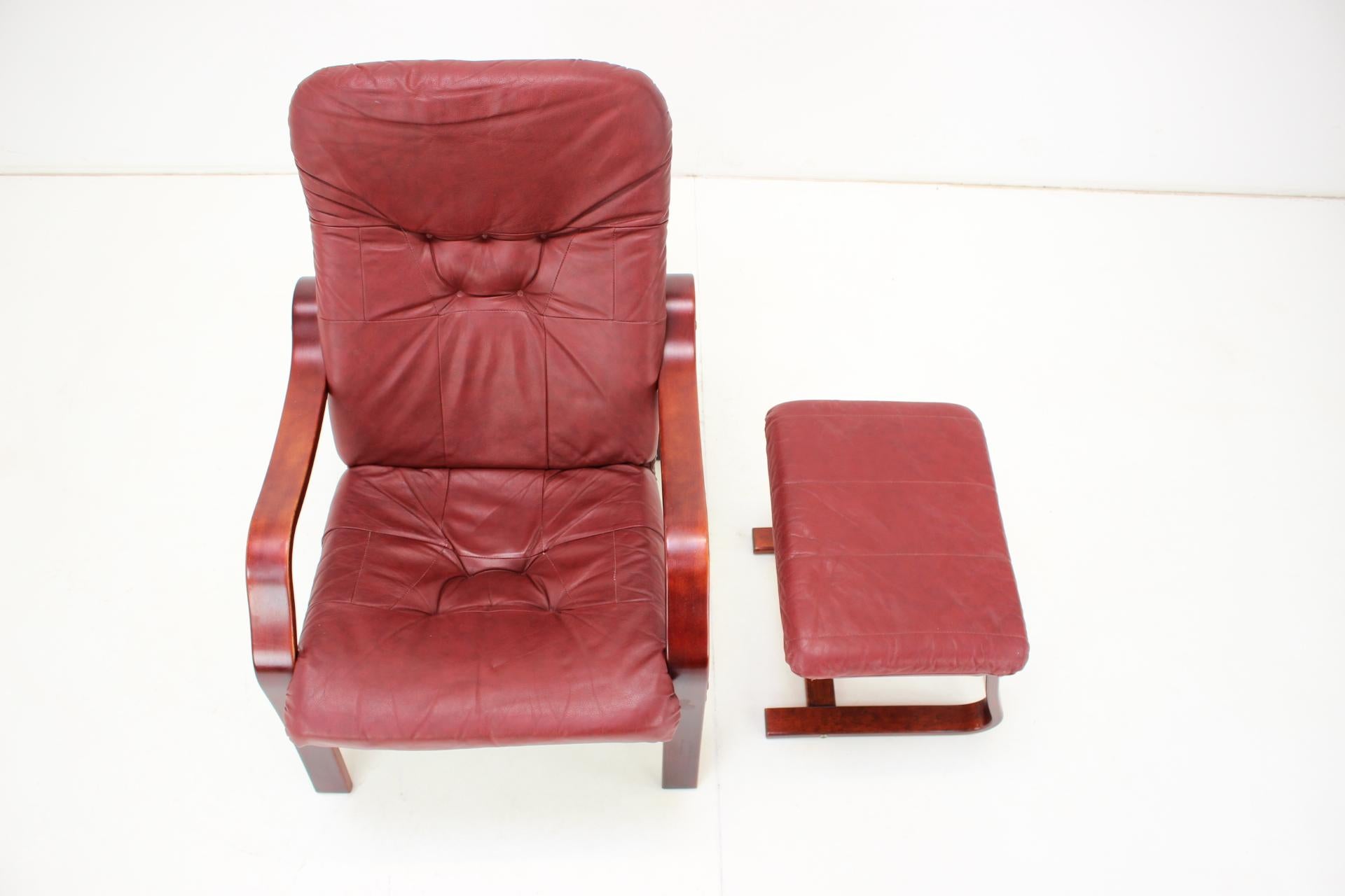 Fin du 20e siècle 1980 Fauteuil en cuir avec repose-pieds, Ton Czechoslovakia en vente