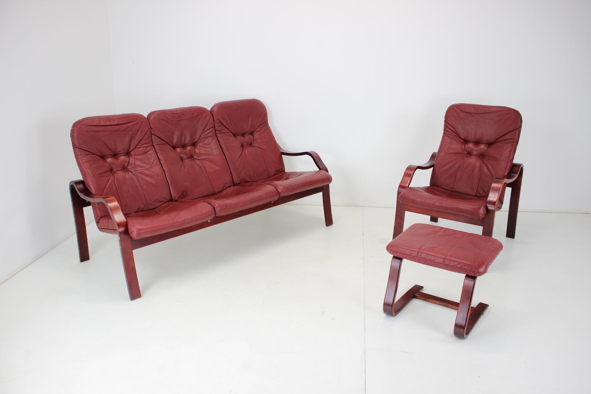 Produced by Ton, Czechoslovakia in the late 1980s.
The frame is made of beech bent wood.
Leather
Measures: Seat height 42 cm
The color is burgundy.
Armchair size, height 89cm, width 61cm, depth 73cm.