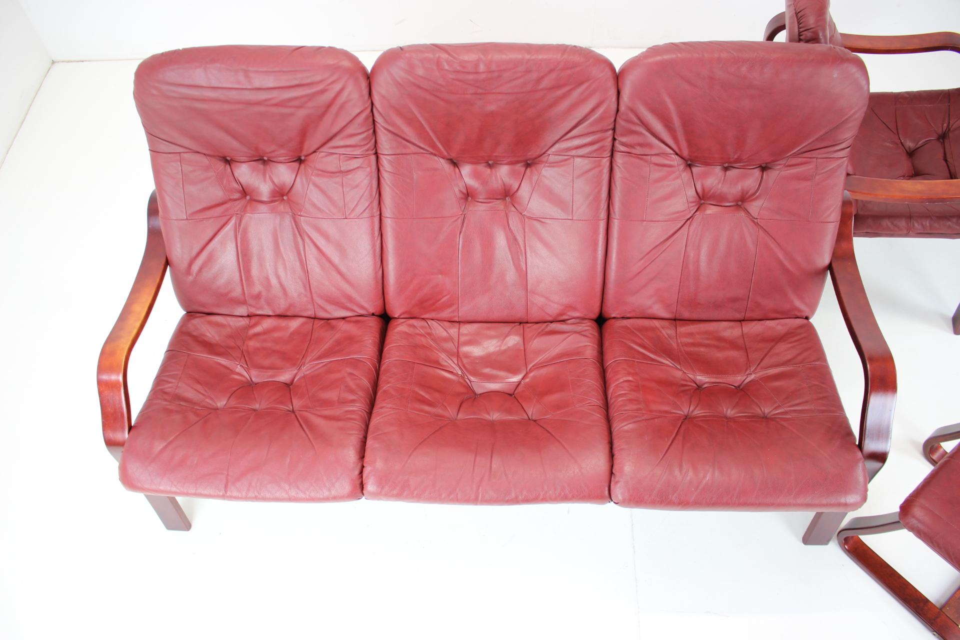 1980 Leather Living Room Set Ton Czechoslovakia In Good Condition For Sale In Praha, CZ