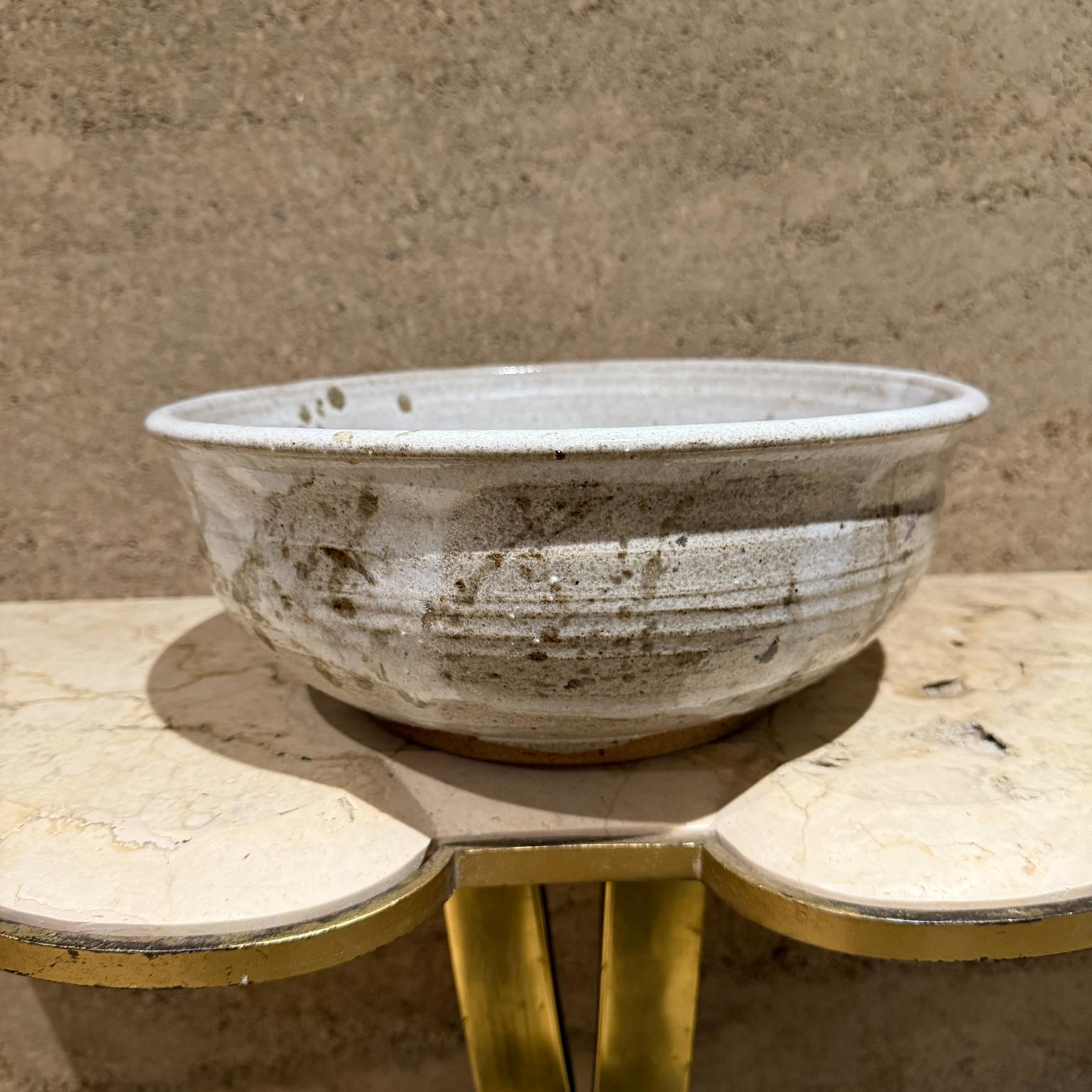 1980s California Pottery signed by artist Leon
Handmade Artisan Glazed Ceramic Bowl Studio Pottery 
11 in diameter x 4.38Tall
clean neutral colors
original Preowned Unrestored Condition. 
Review images listed



 
