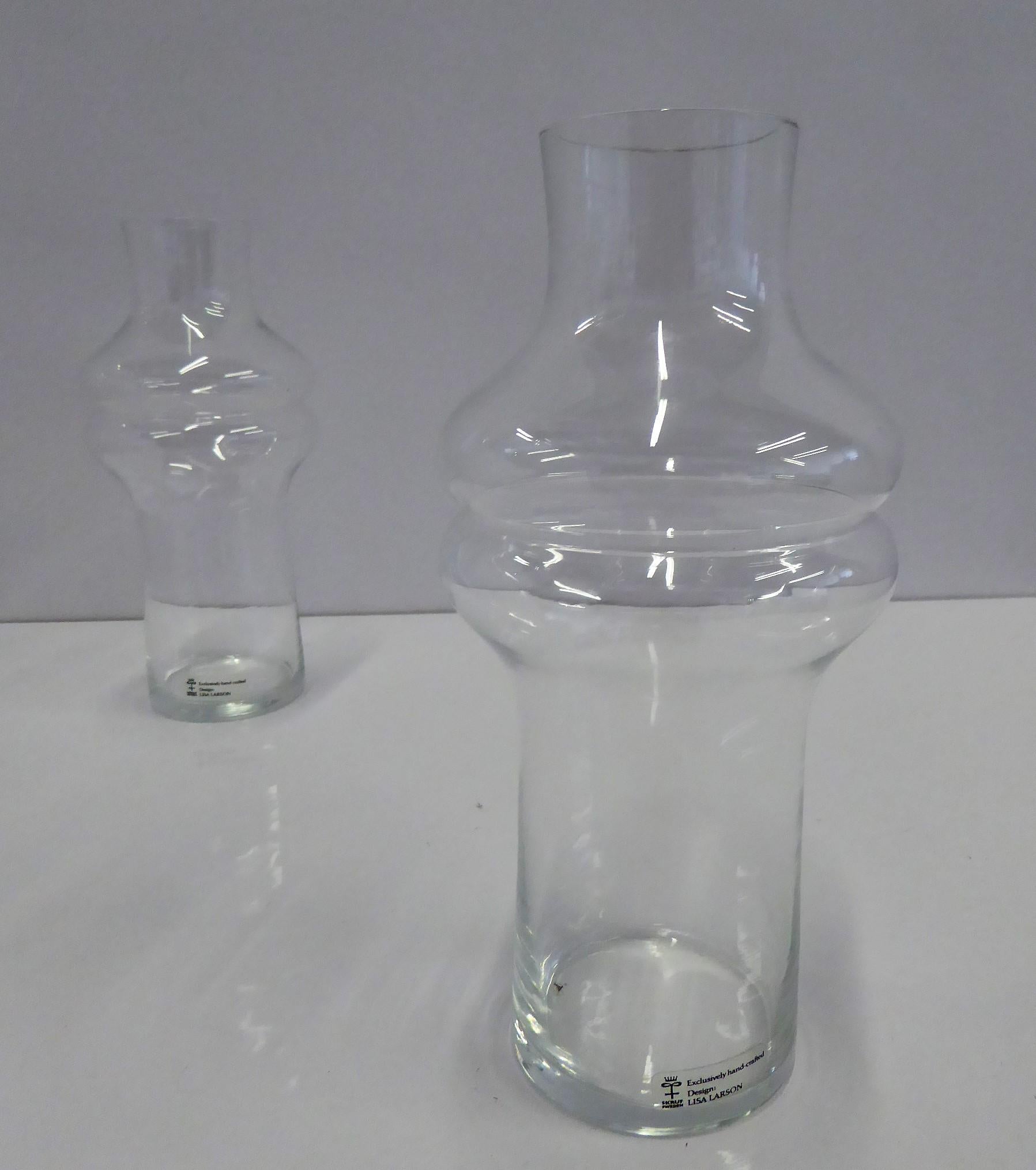 Schwedisches modernes Paar handgefertigter, doppelschultriger Glasvasen von Lisa Larson für Skruf aus den 1980er Jahren. Es handelt sich um neue, unbenutzte Vasen, die in ausgezeichnetem Zustand sind. Da sie handgefertigt sind, gibt es geringfügige