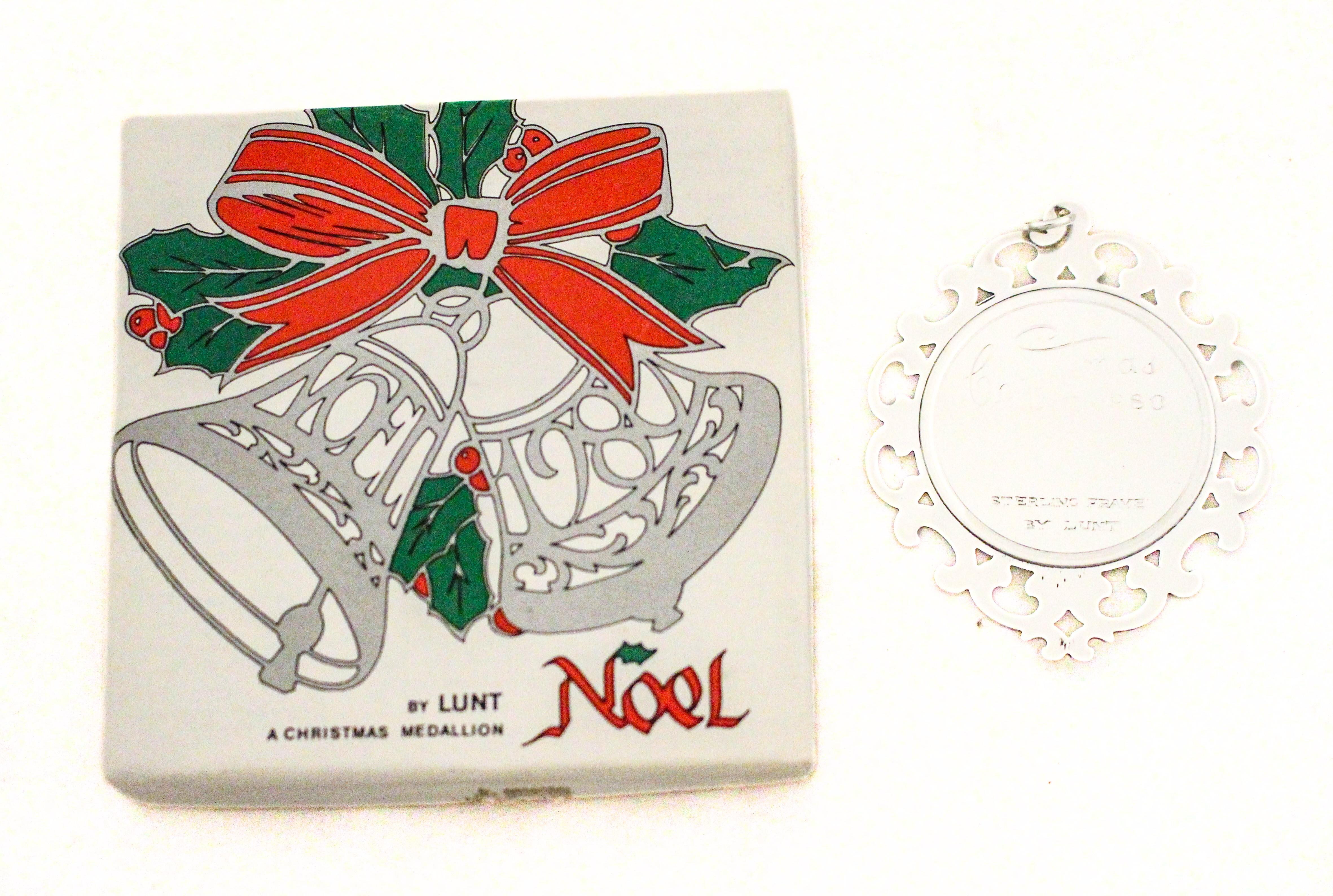 
Este llamativo adorno navideño, elaborado en plata de ley con esmalte de ricos colores, es la edición de 1980 de Lunt Silversmiths, una de las casas de plata más antiguas y respetadas de Estados Unidos. La pieza ejemplifica la combinación