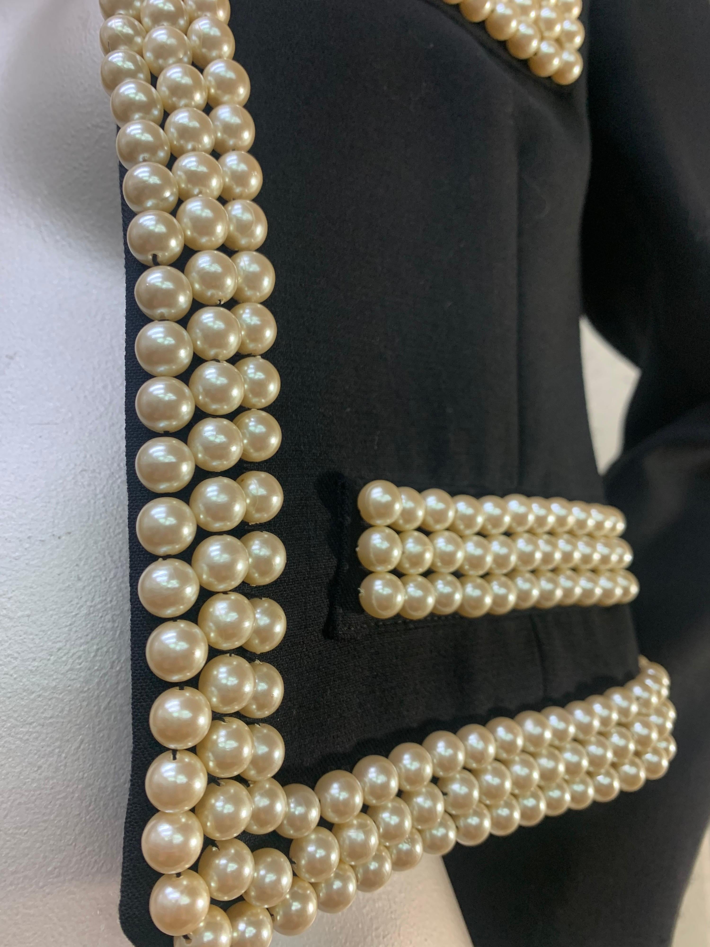 Noir Moschino, veste courte noire de style Chanel avec bordure cloutée de perles, 1980 en vente
