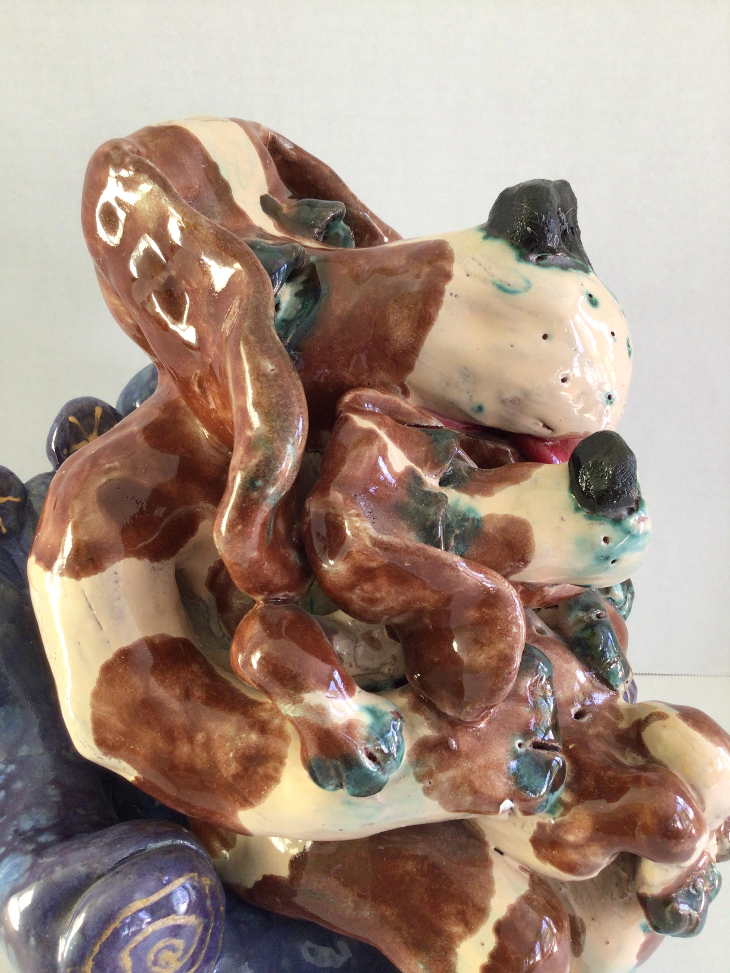 1980 Scultura in terracotta multicolore di mamma cane e cucciolo su sedia a sdraio in vendita 4