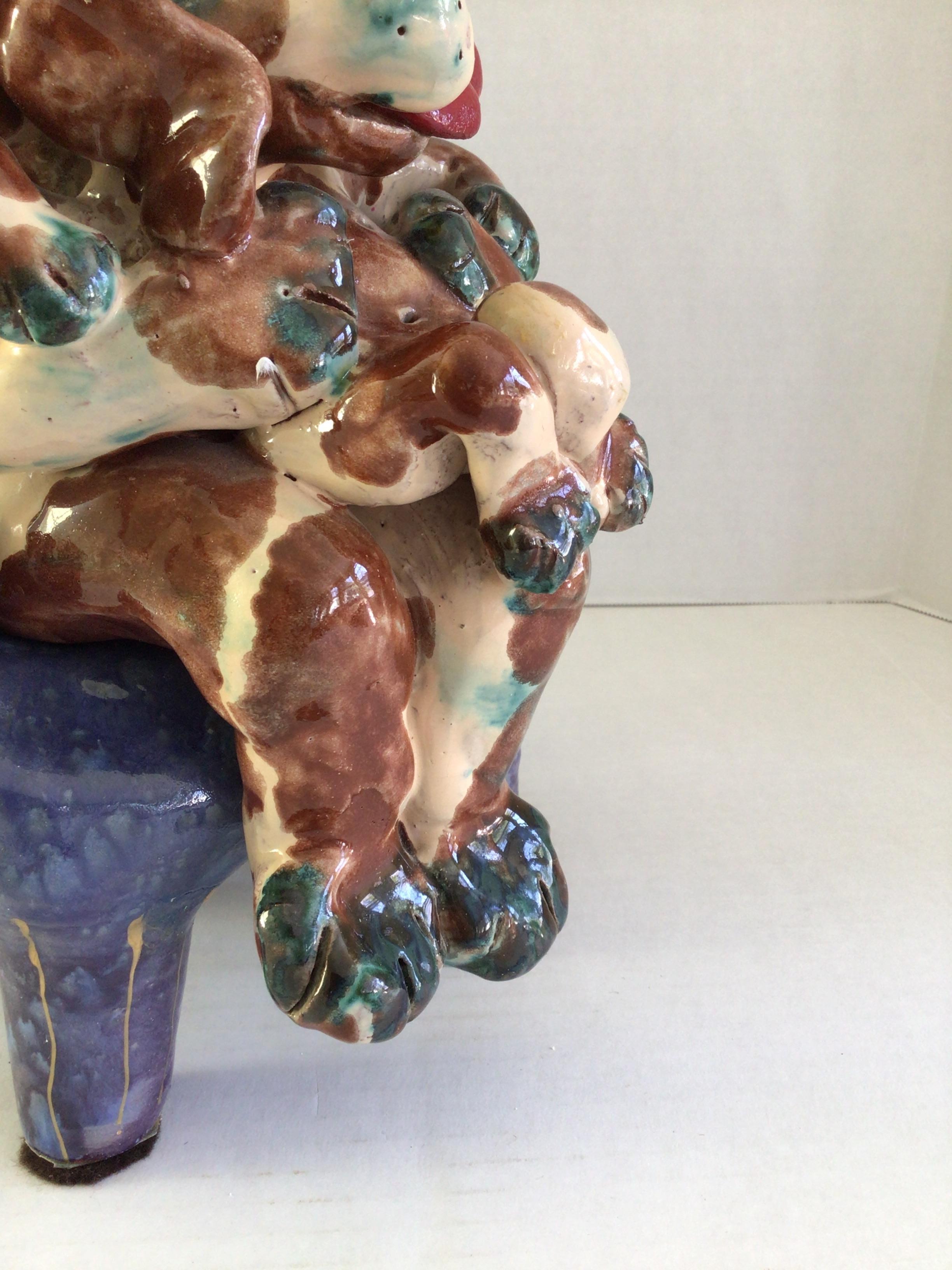 1980 Scultura in terracotta multicolore di mamma cane e cucciolo su sedia a sdraio in vendita 5