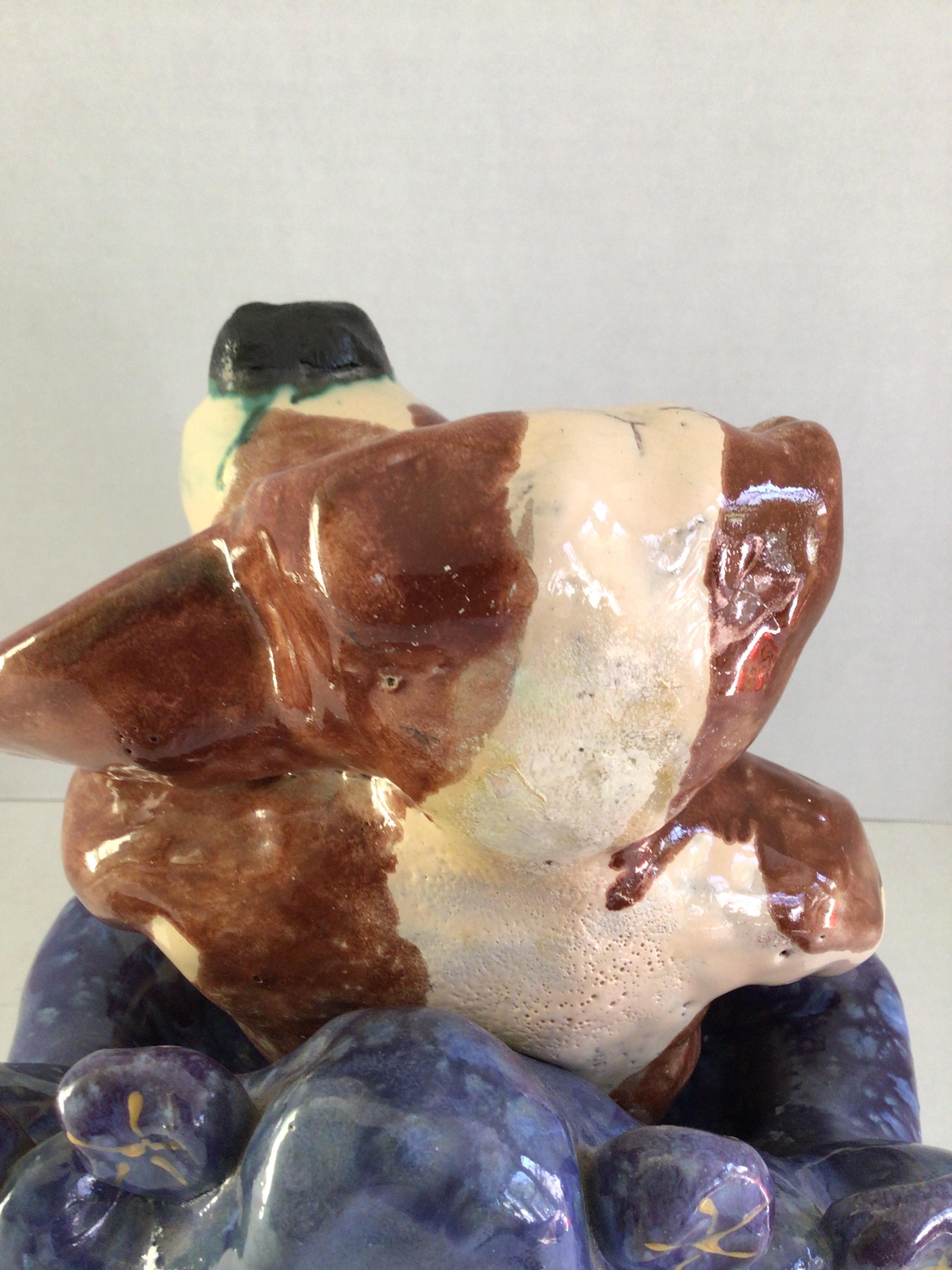 1980 Scultura in terracotta multicolore di mamma cane e cucciolo su sedia a sdraio in vendita 6