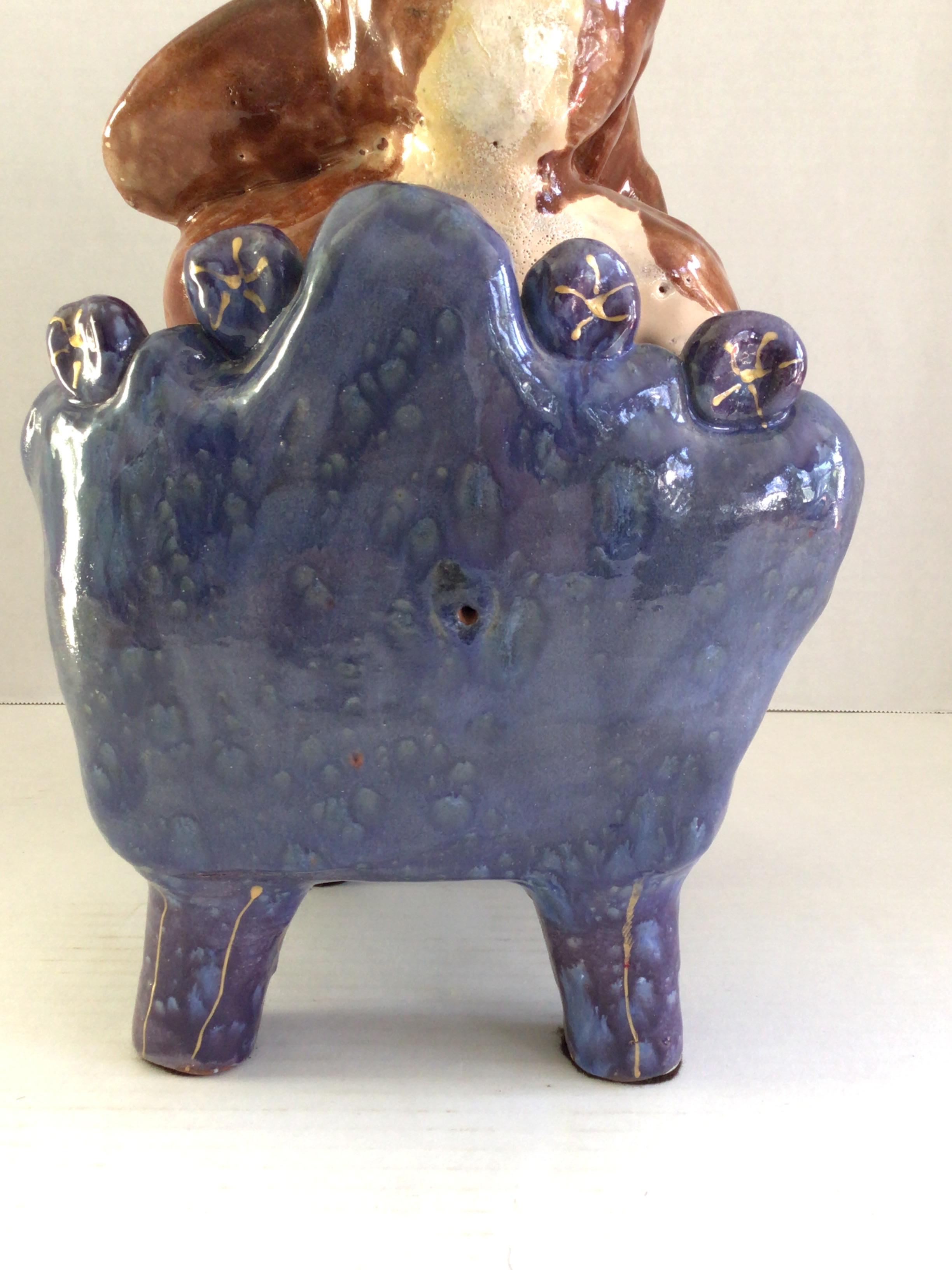 1980 Scultura in terracotta multicolore di mamma cane e cucciolo su sedia a sdraio in vendita 7