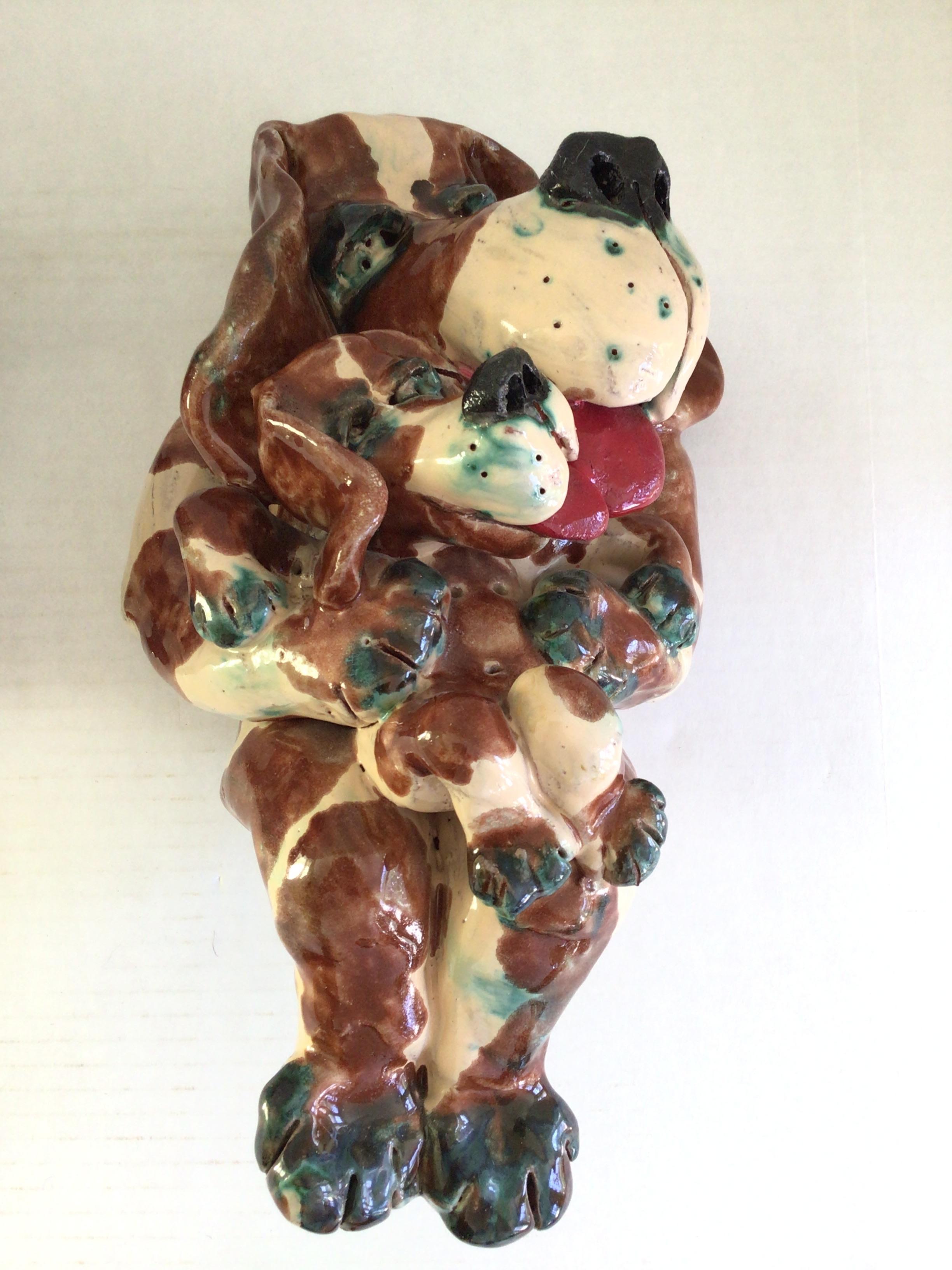 1980 Scultura in terracotta multicolore di mamma cane e cucciolo su sedia a sdraio in vendita 8