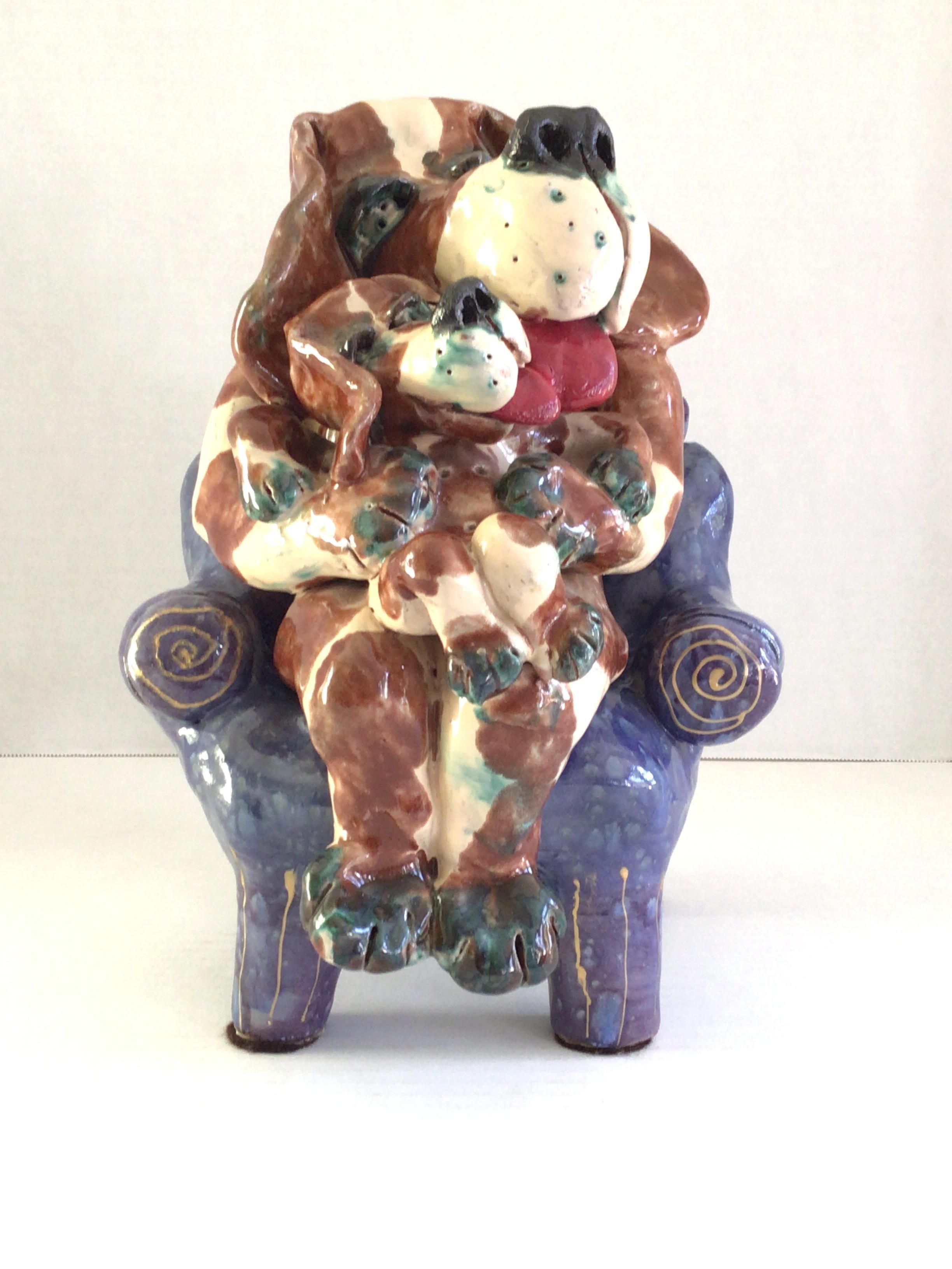 1980 Scultura in terracotta multicolore di mamma cane e cucciolo su sedia a sdraio
(due cani scendono dalla sedia) - piccoli fori
Intero sul fondo della sedia - nero 
