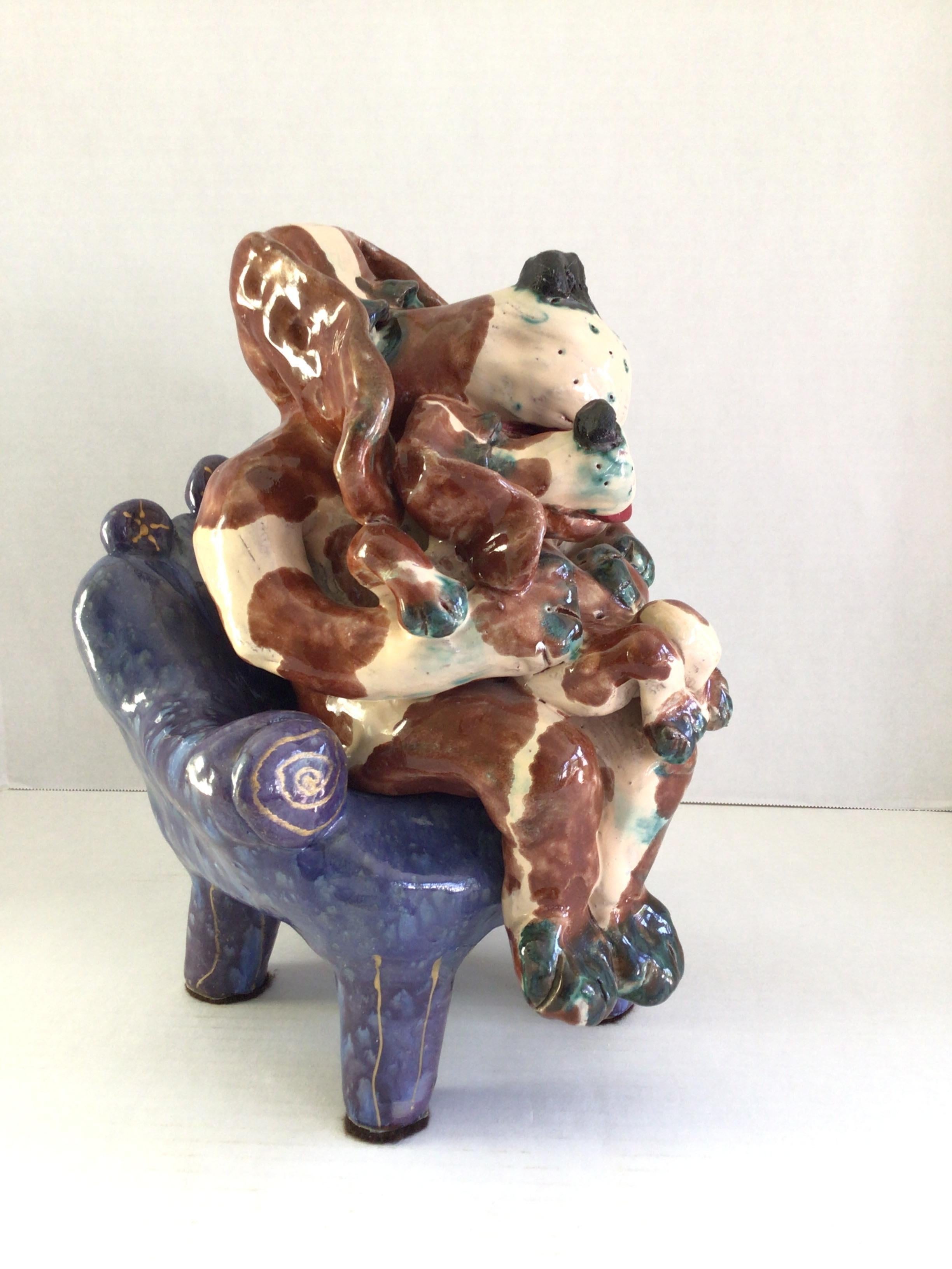 Smaltato 1980 Scultura in terracotta multicolore di mamma cane e cucciolo su sedia a sdraio in vendita
