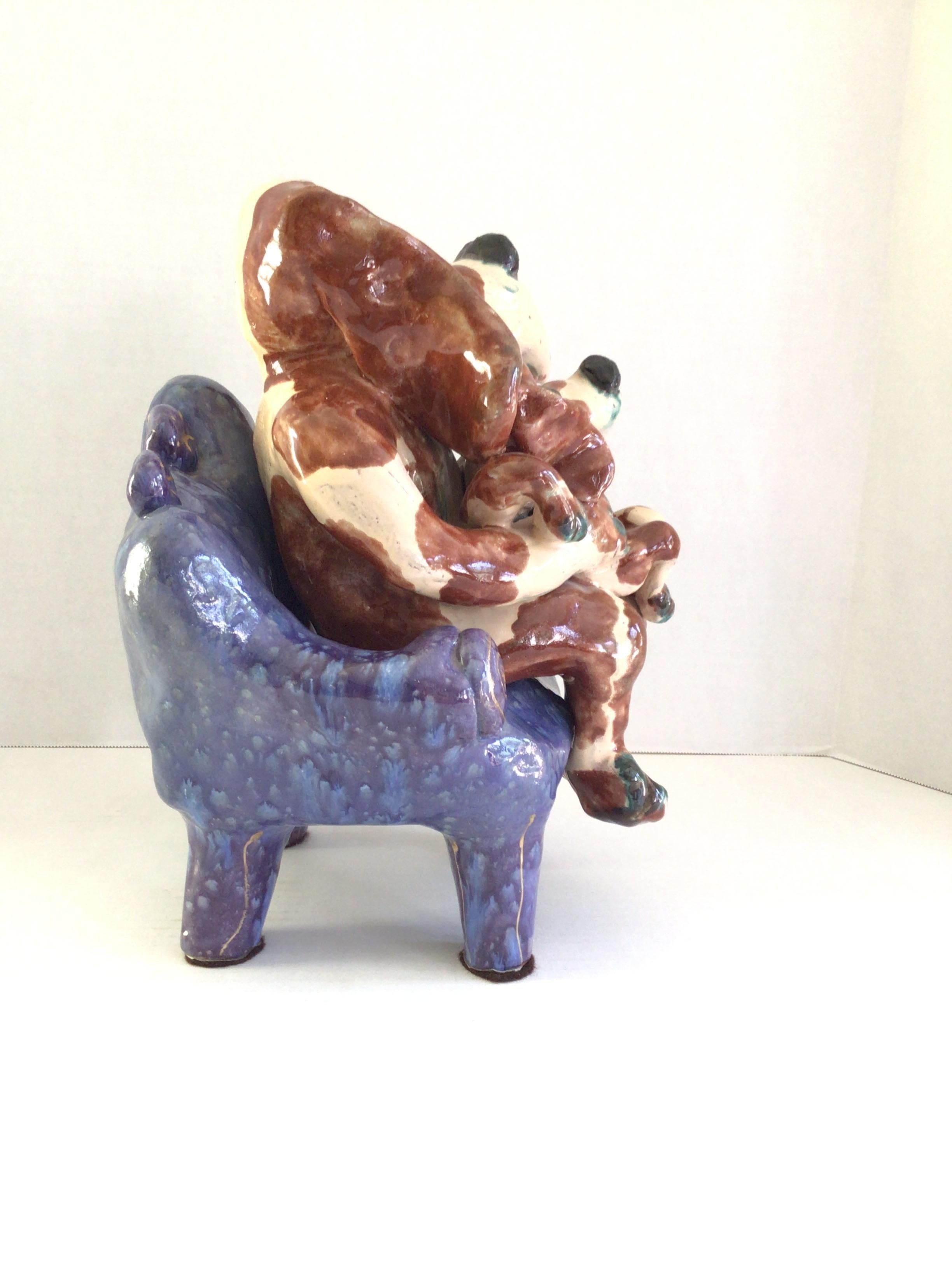 1980 Scultura in terracotta multicolore di mamma cane e cucciolo su sedia a sdraio In condizioni buone in vendita a Tarrytown, NY