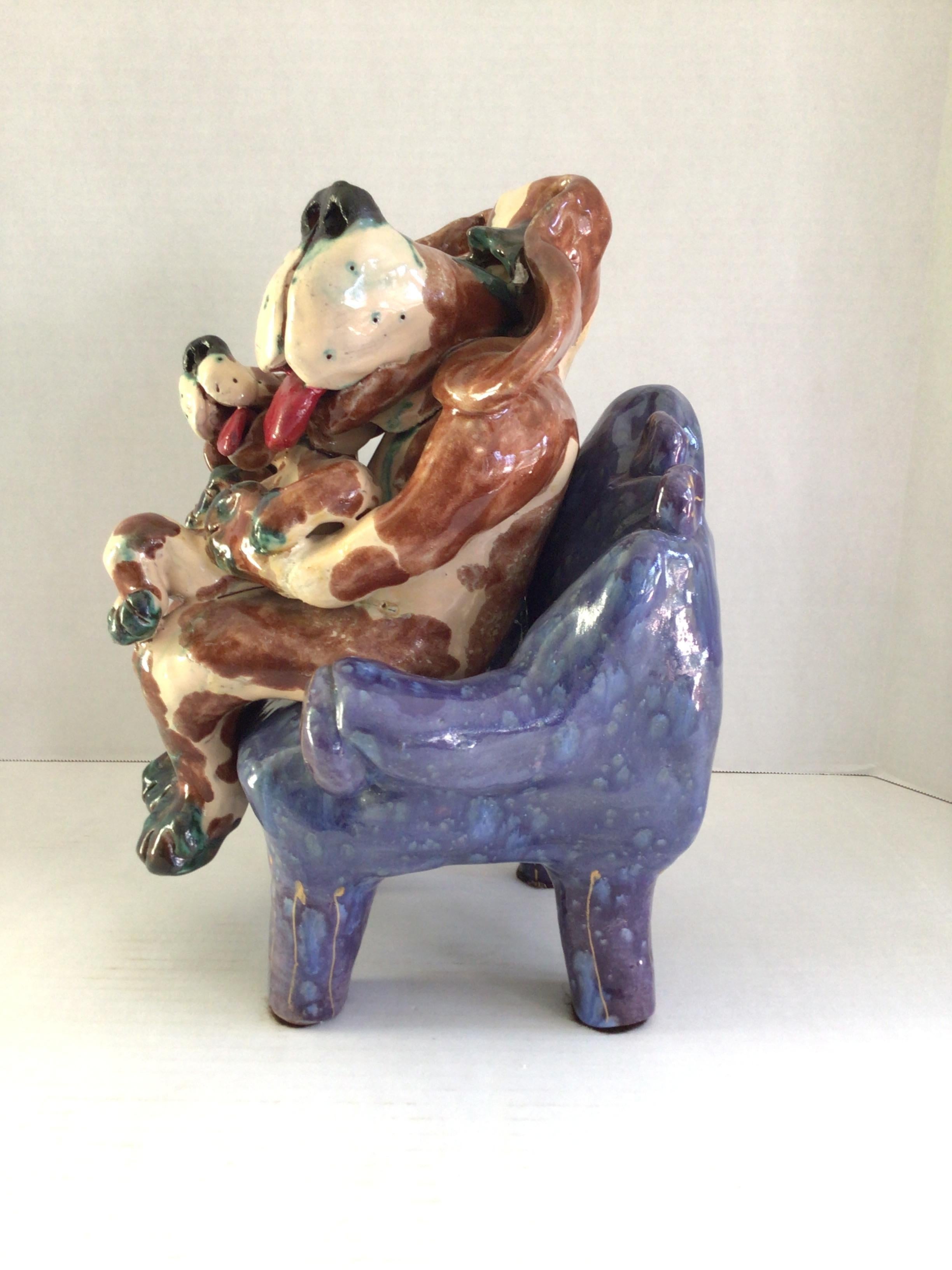 Fine XX secolo 1980 Scultura in terracotta multicolore di mamma cane e cucciolo su sedia a sdraio in vendita