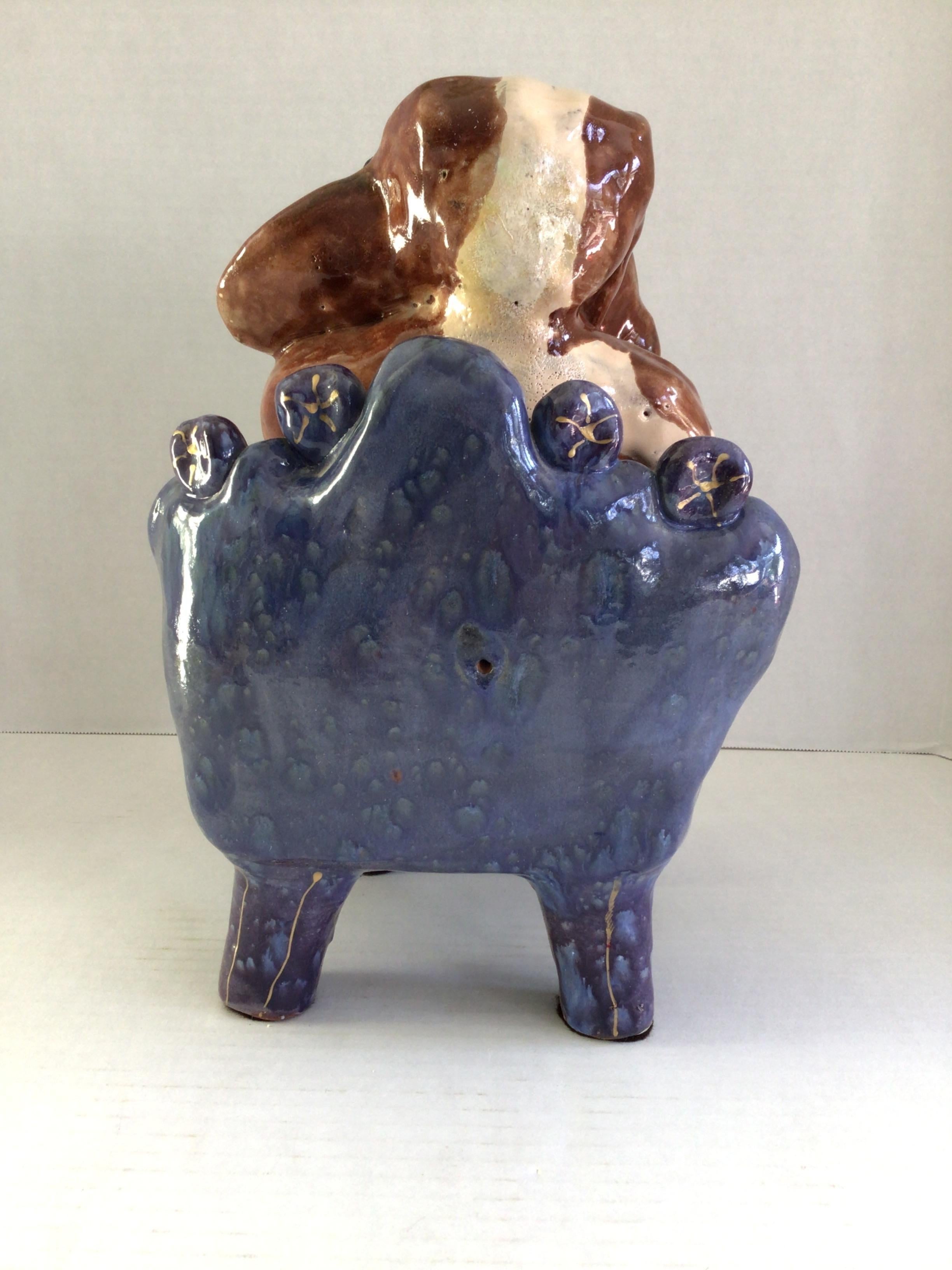 Terracotta 1980 Scultura in terracotta multicolore di mamma cane e cucciolo su sedia a sdraio in vendita