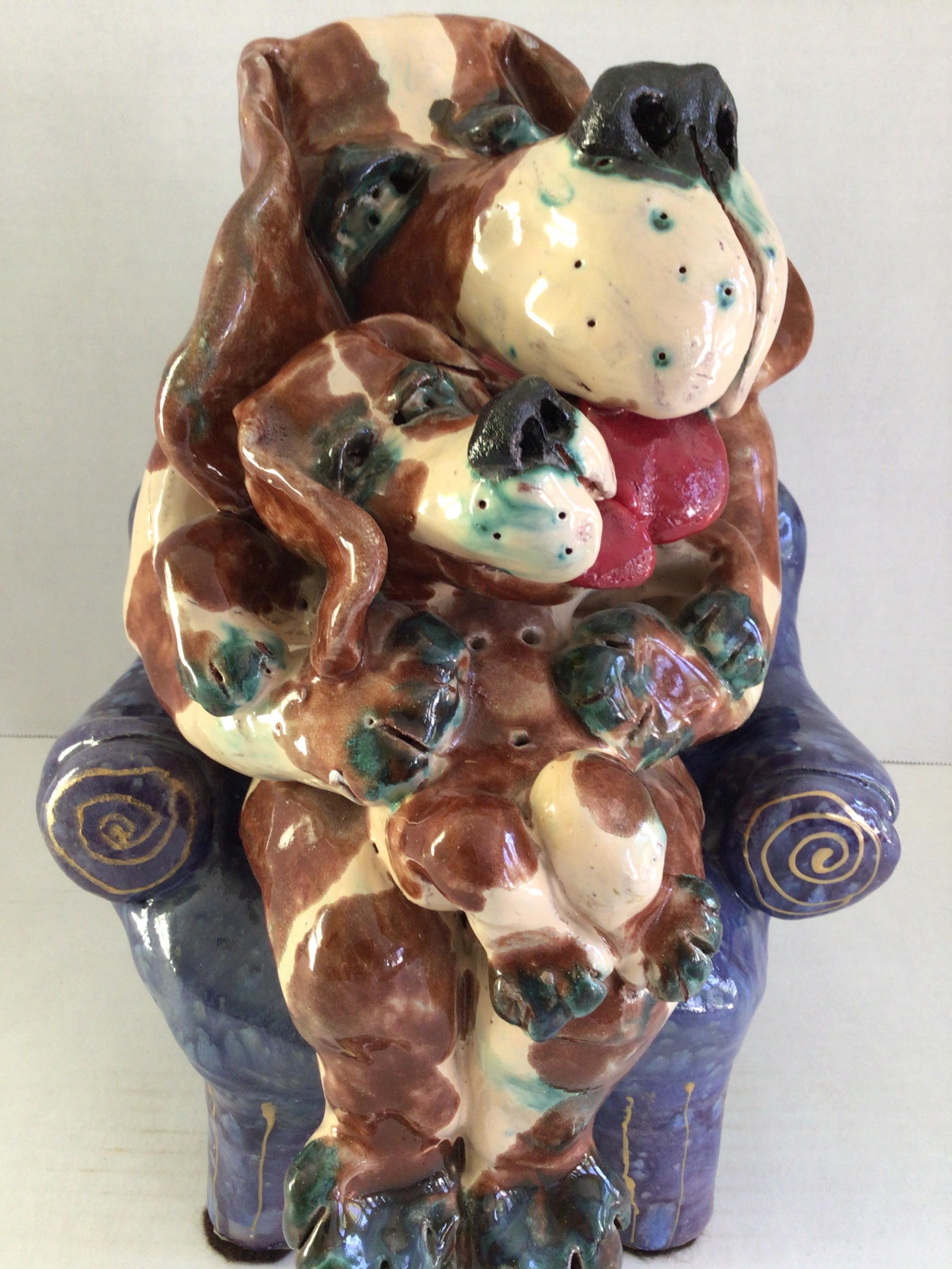 1980 Scultura in terracotta multicolore di mamma cane e cucciolo su sedia a sdraio in vendita 1