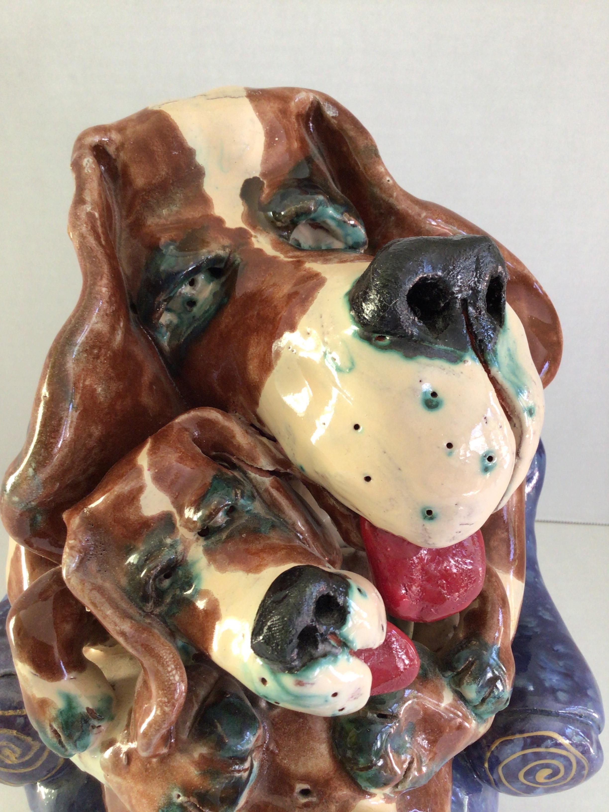 1980 Scultura in terracotta multicolore di mamma cane e cucciolo su sedia a sdraio in vendita 2