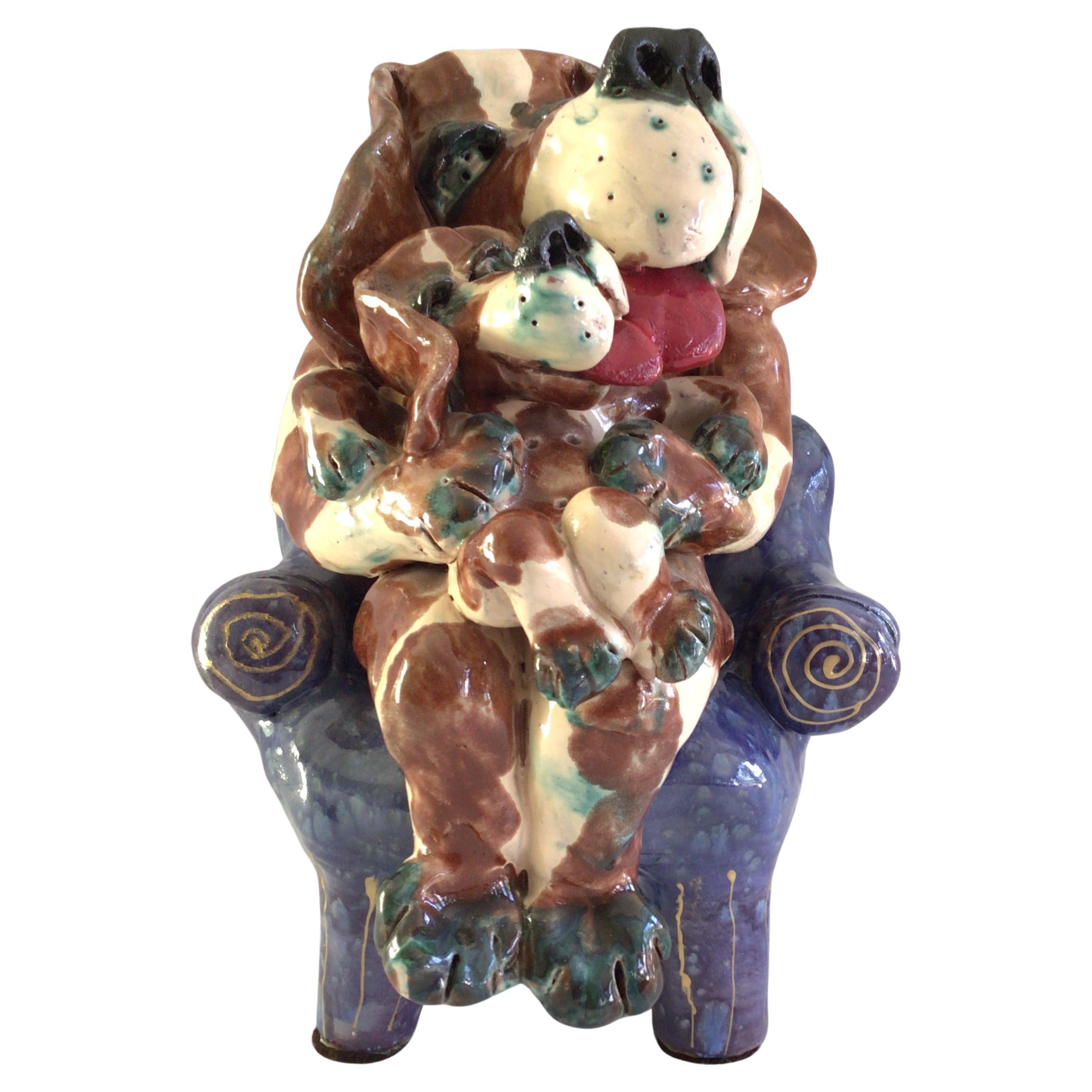 1980 Escultura de terracota multicolor de madre perra y cachorro en una tumbona