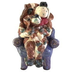 1980 Escultura de terracota multicolor de madre perra y cachorro en una tumbona