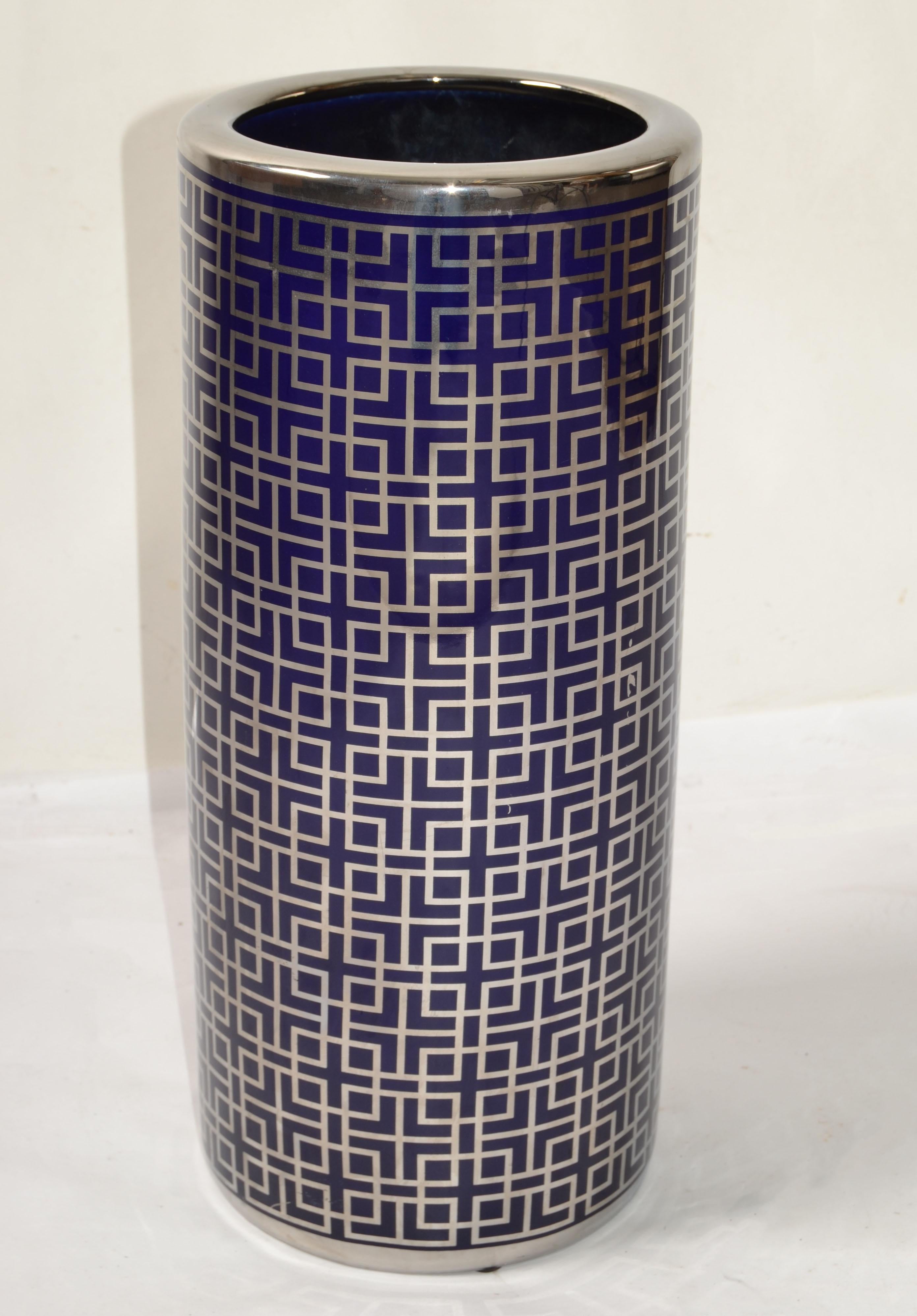 Portaombrelli a stampa blu reale e argento di Space AGE Op Art realizzato in porcellana pesante.
Contenitore in stile Mid-Century Modern per canne, ombrelli o ombrelloni.
Gli accenti d'argento dipinti a mano con stampa Op Art vanno oltre il semplice