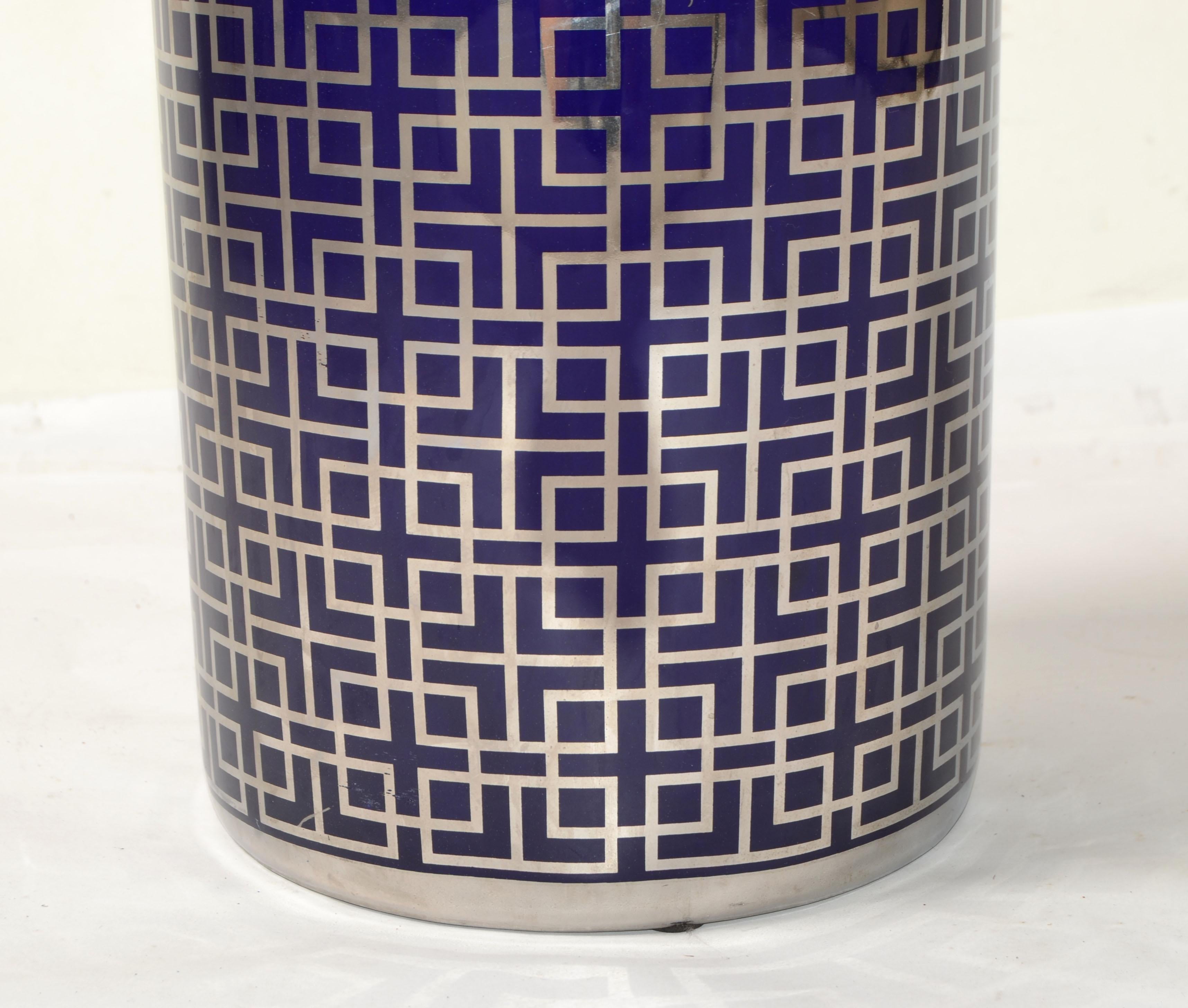 Italiano 1980 Op Art Blu Argento Grigio Stampa Portaombrelli in Porcellana Mid-Century Modern in vendita