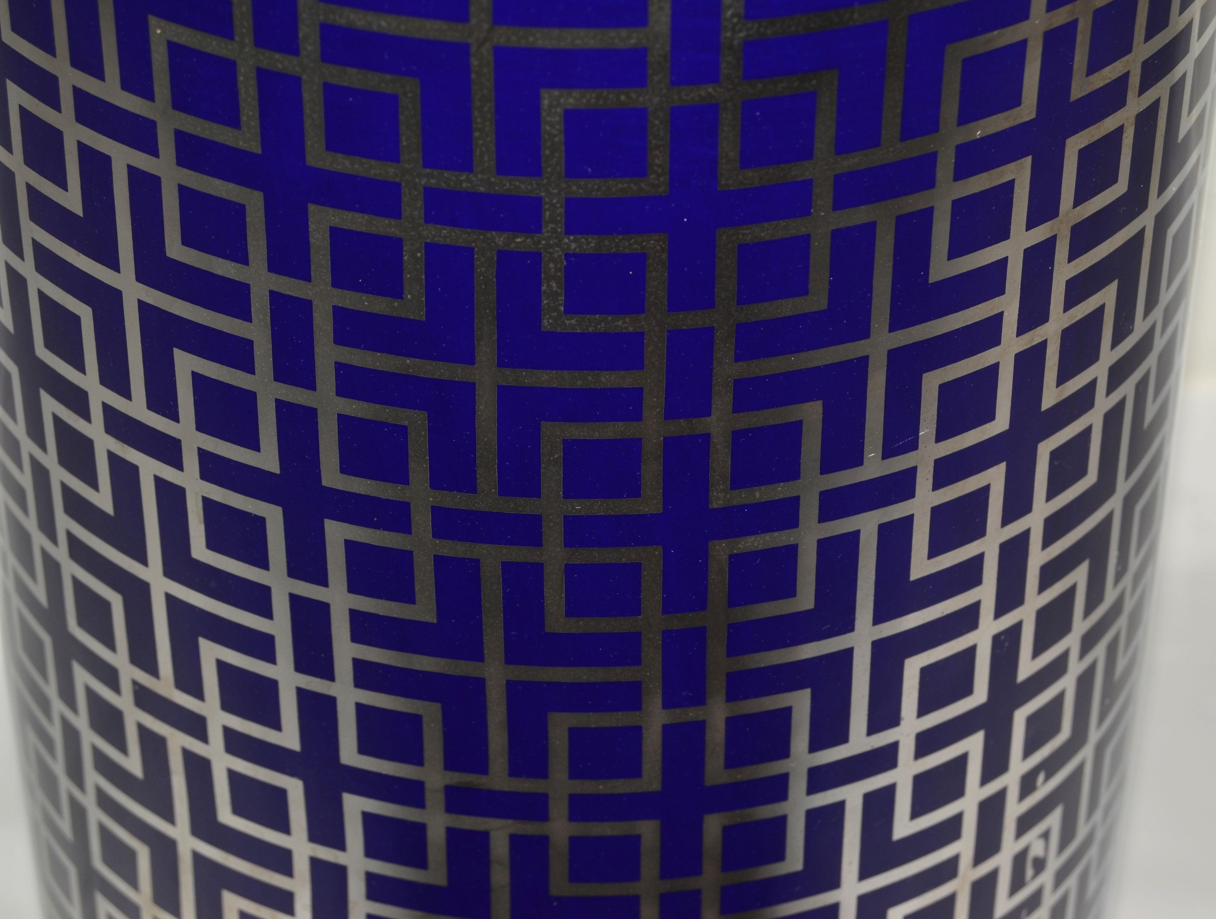 Fatto a mano 1980 Op Art Blu Argento Grigio Stampa Portaombrelli in Porcellana Mid-Century Modern in vendita
