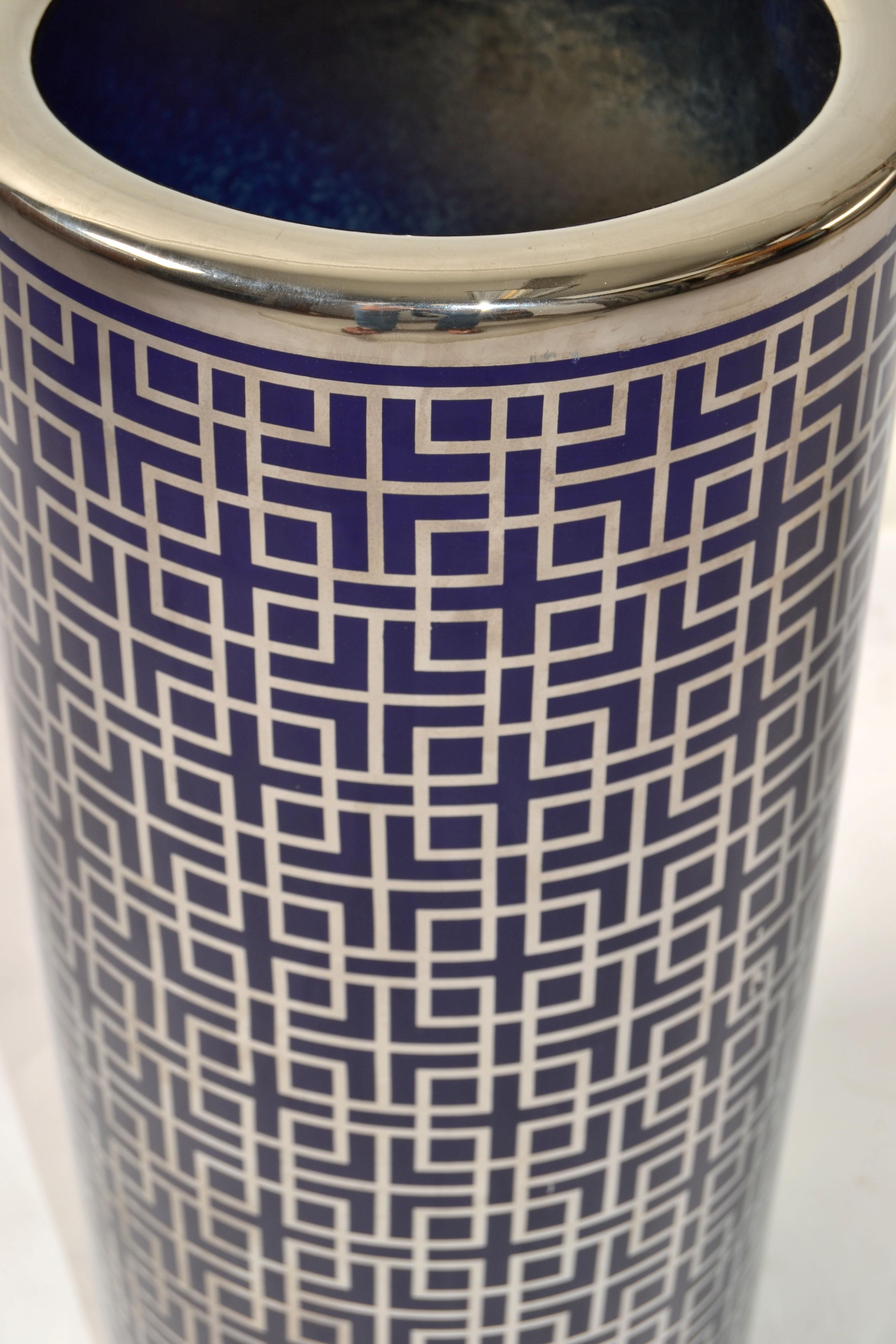 1980 Op Art Blu Argento Grigio Stampa Portaombrelli in Porcellana Mid-Century Modern In condizioni buone in vendita a Miami, FL