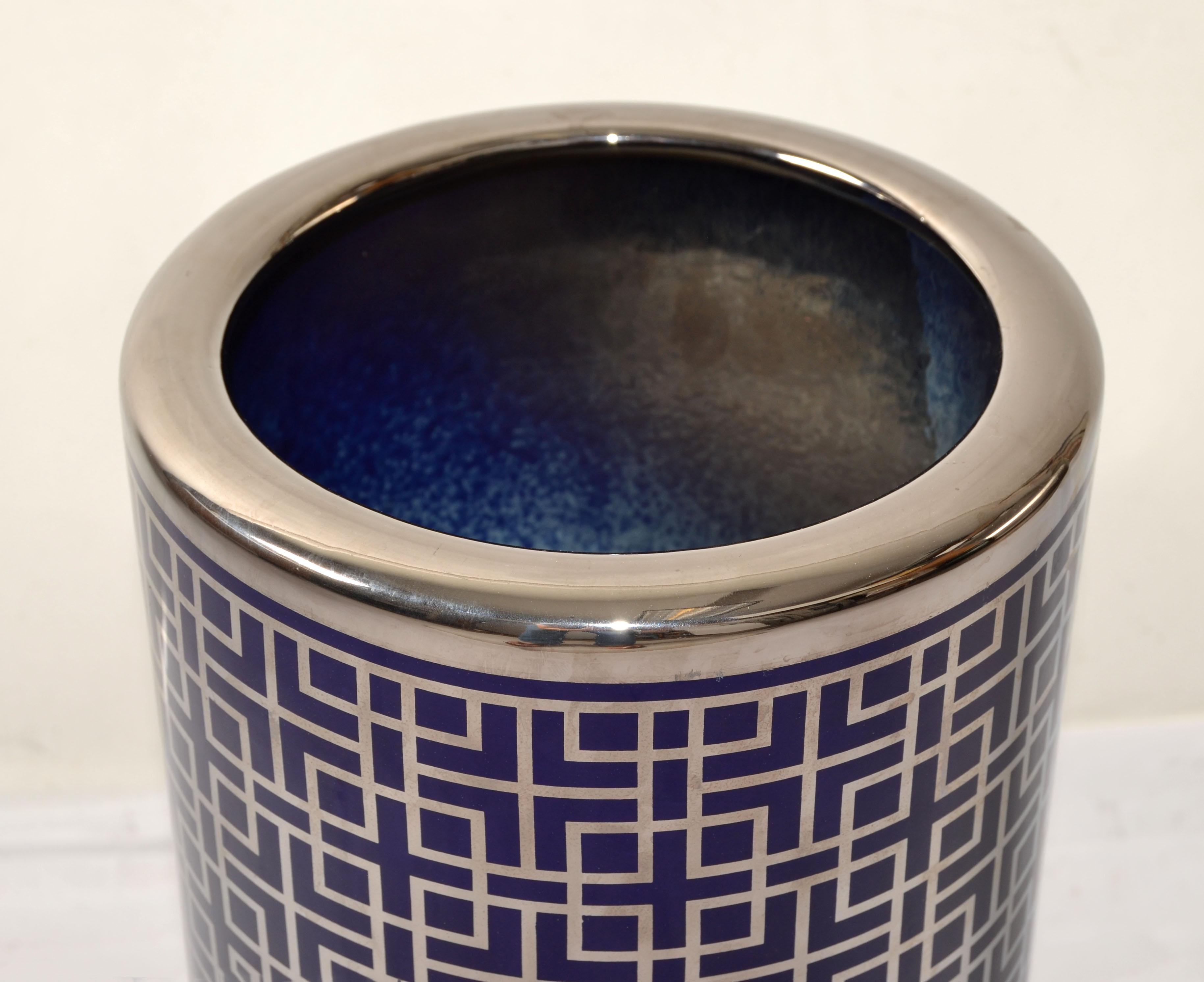 XX secolo 1980 Op Art Blu Argento Grigio Stampa Portaombrelli in Porcellana Mid-Century Modern in vendita
