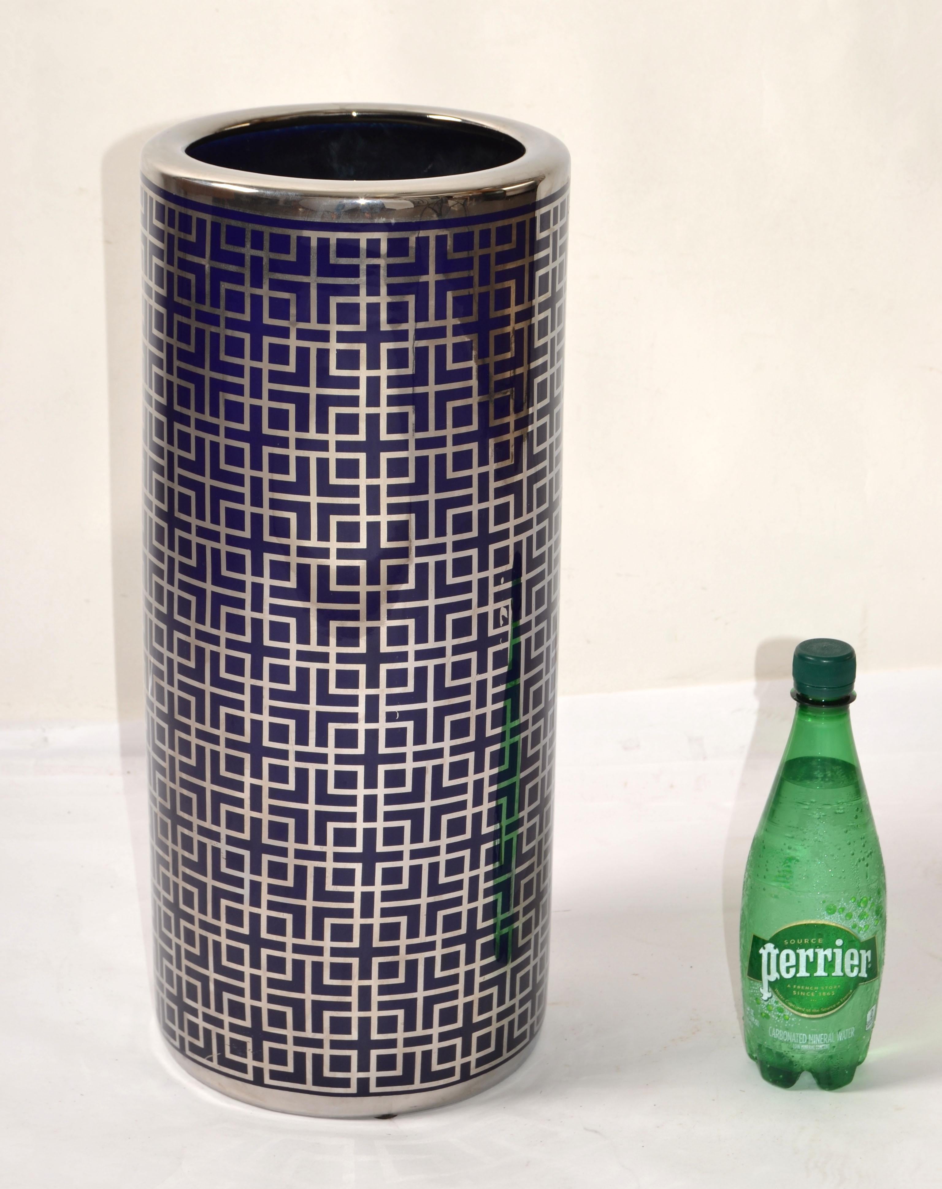 1980 Op Art Blu Argento Grigio Stampa Portaombrelli in Porcellana Mid-Century Modern in vendita 1