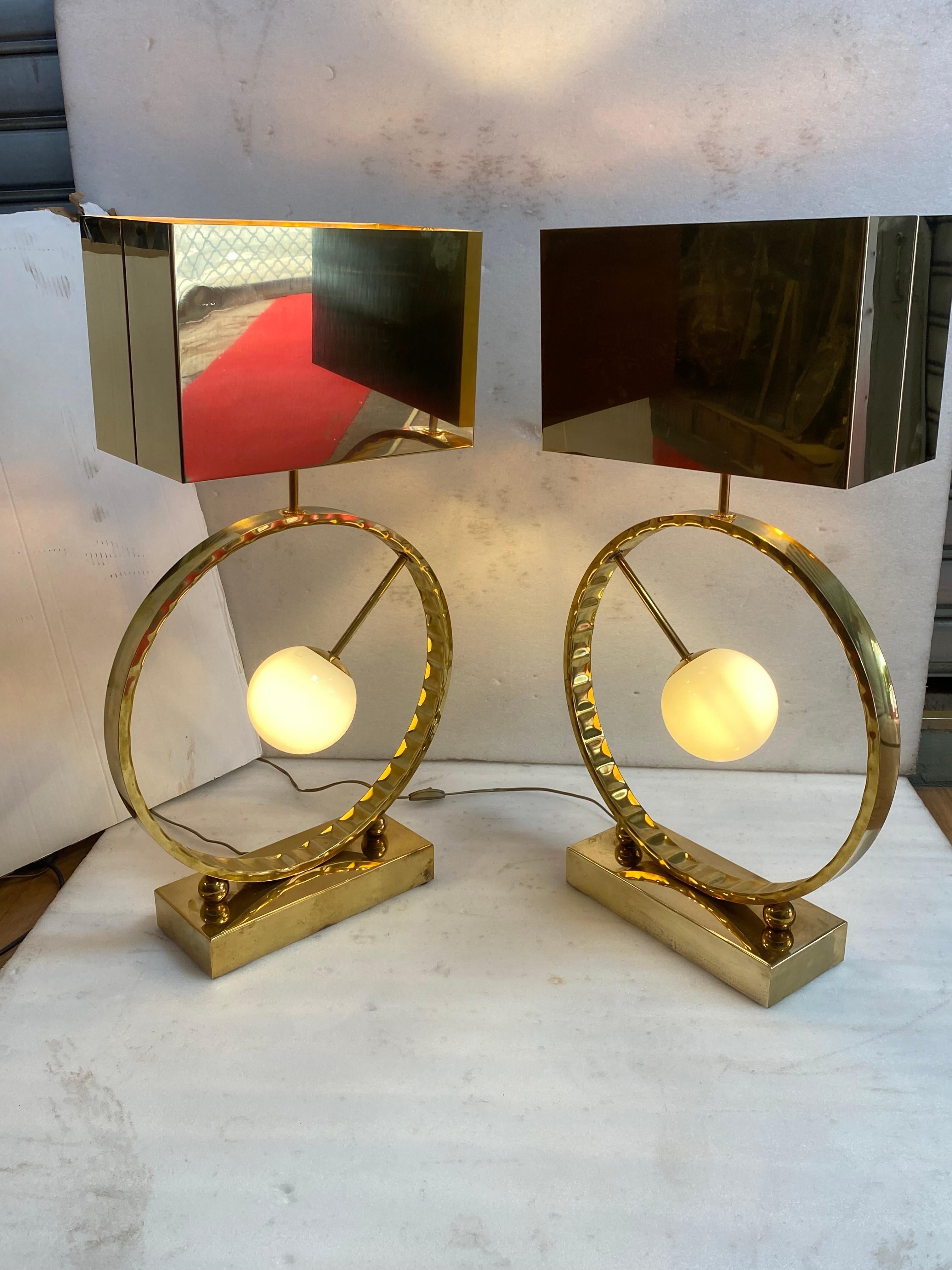 1980′ Pareja de lámparas de latón y opalina H 88 cm Ø 48 cm en venta 2