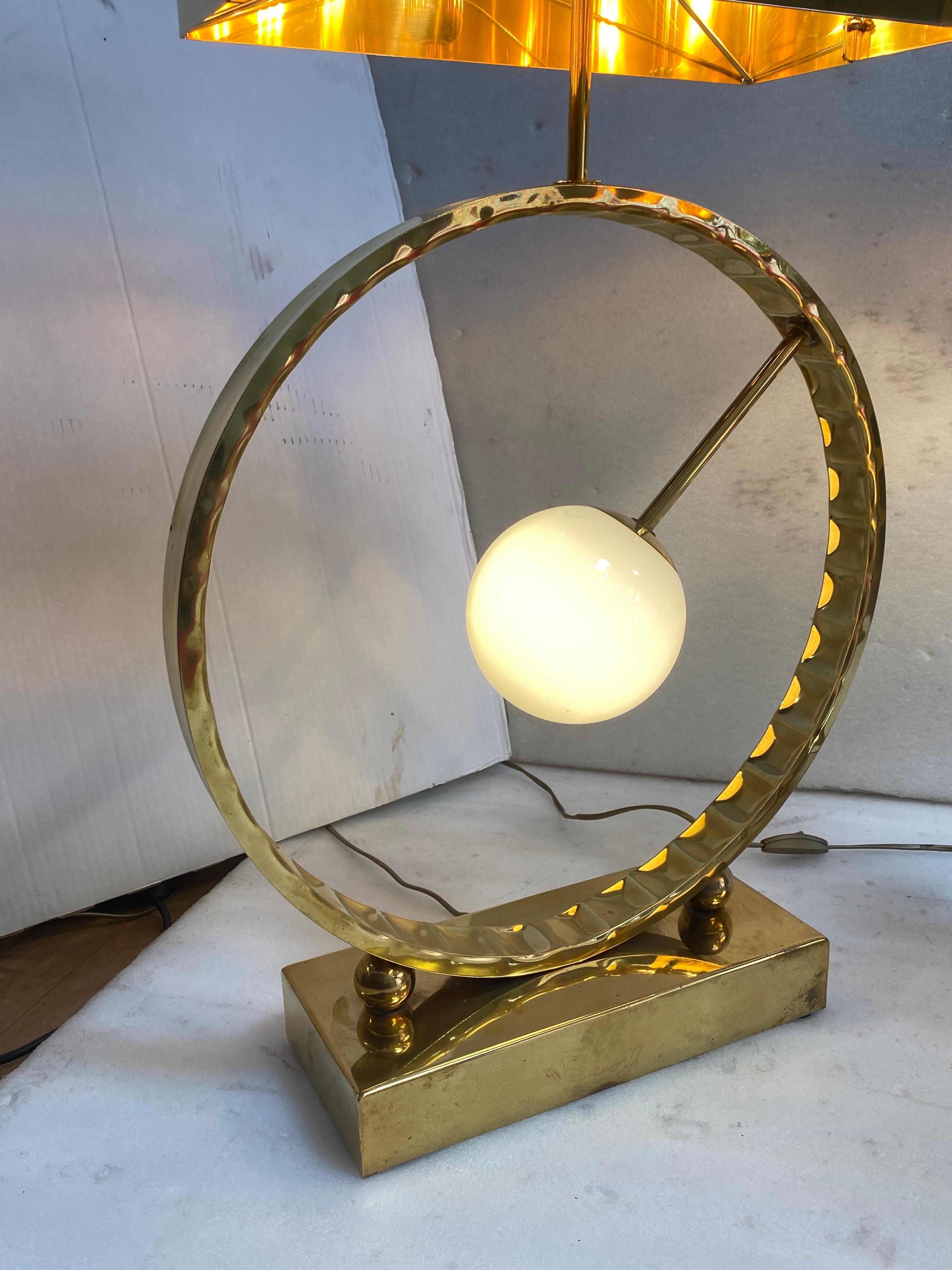 1980′ Pareja de lámparas de latón y opalina H 88 cm Ø 48 cm en venta 3