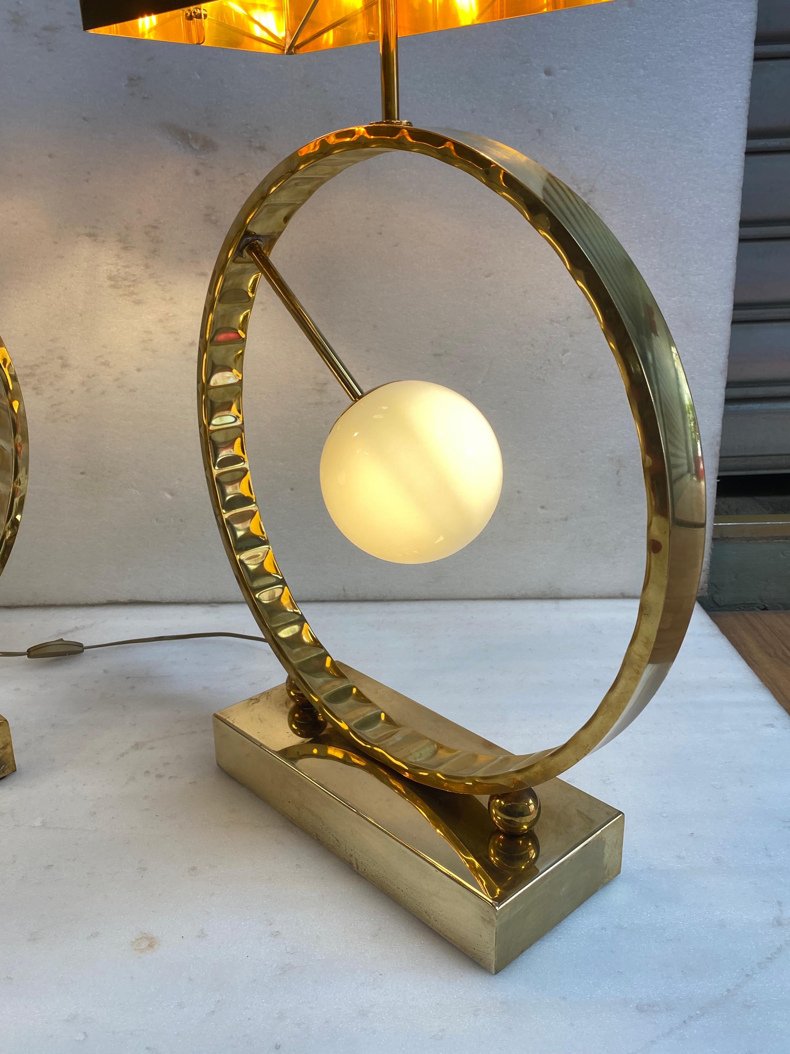 1980′ Pareja de lámparas de latón y opalina H 88 cm Ø 48 cm en venta 4
