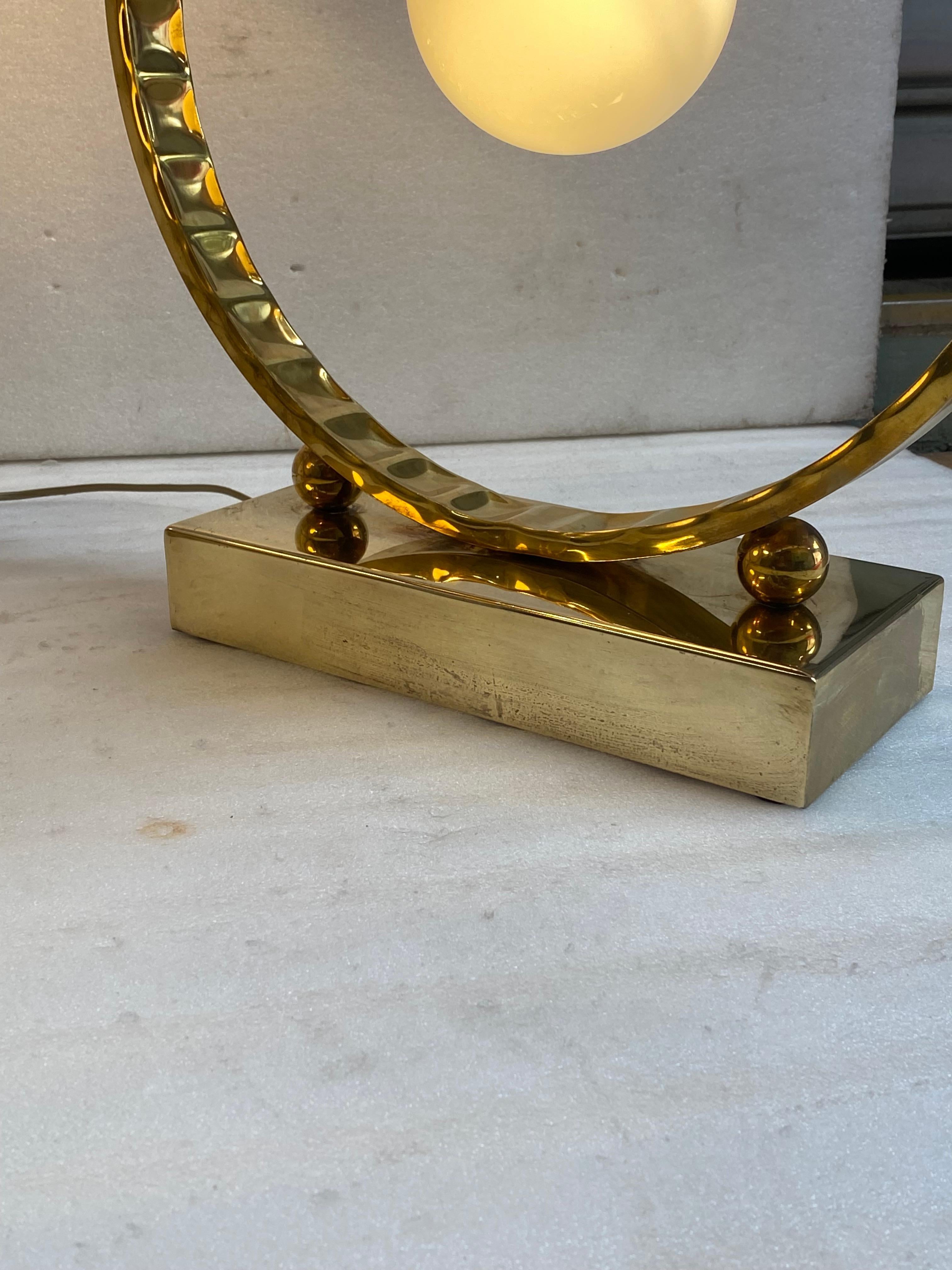 1980′ Pareja de lámparas de latón y opalina H 88 cm Ø 48 cm en venta 10